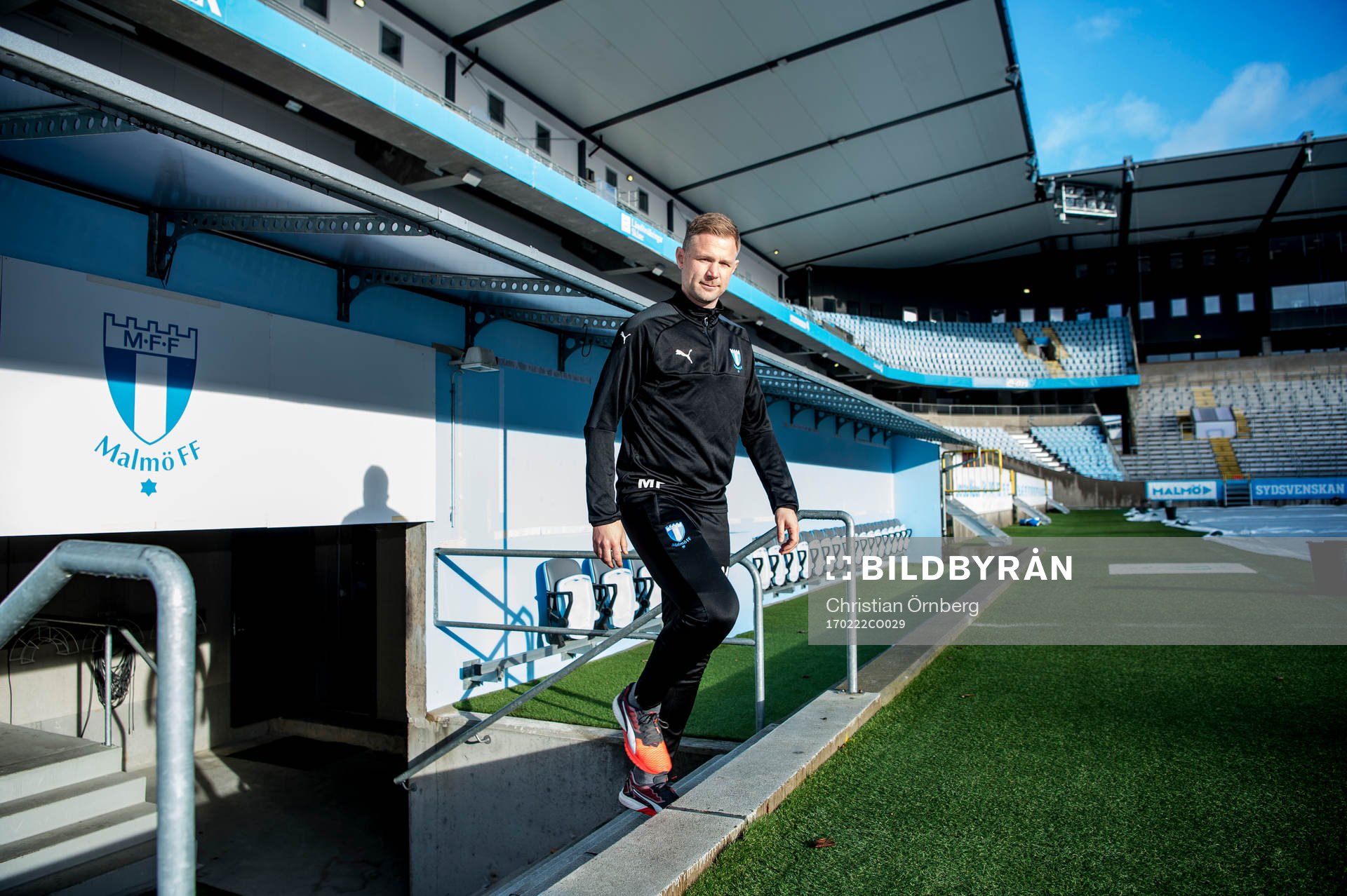 Huvudtränaren i Malmö FF, Magnus Pehrsson, inne på