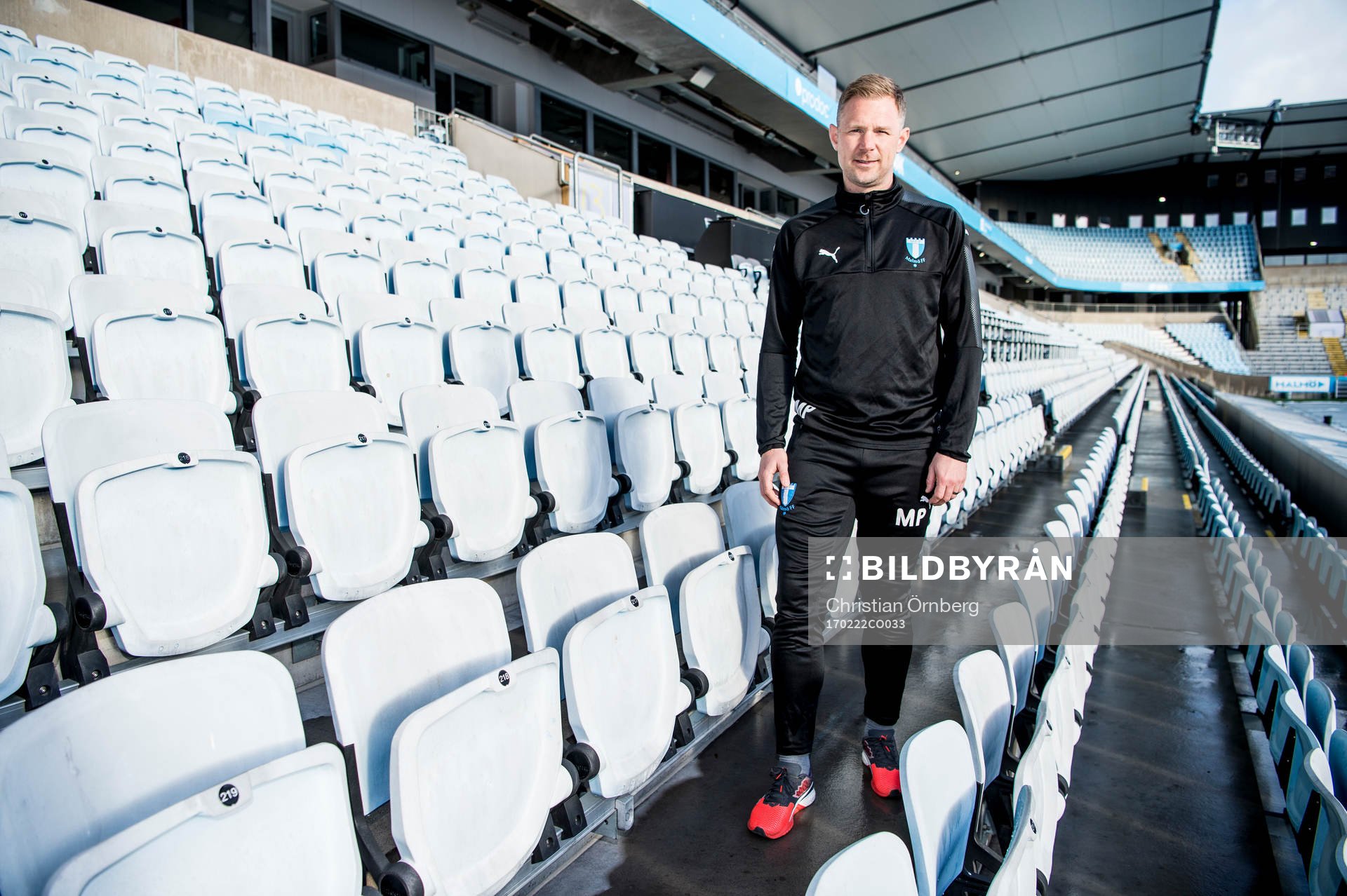 Huvudtränaren i Malmö FF, Magnus Pehrsson, inne på