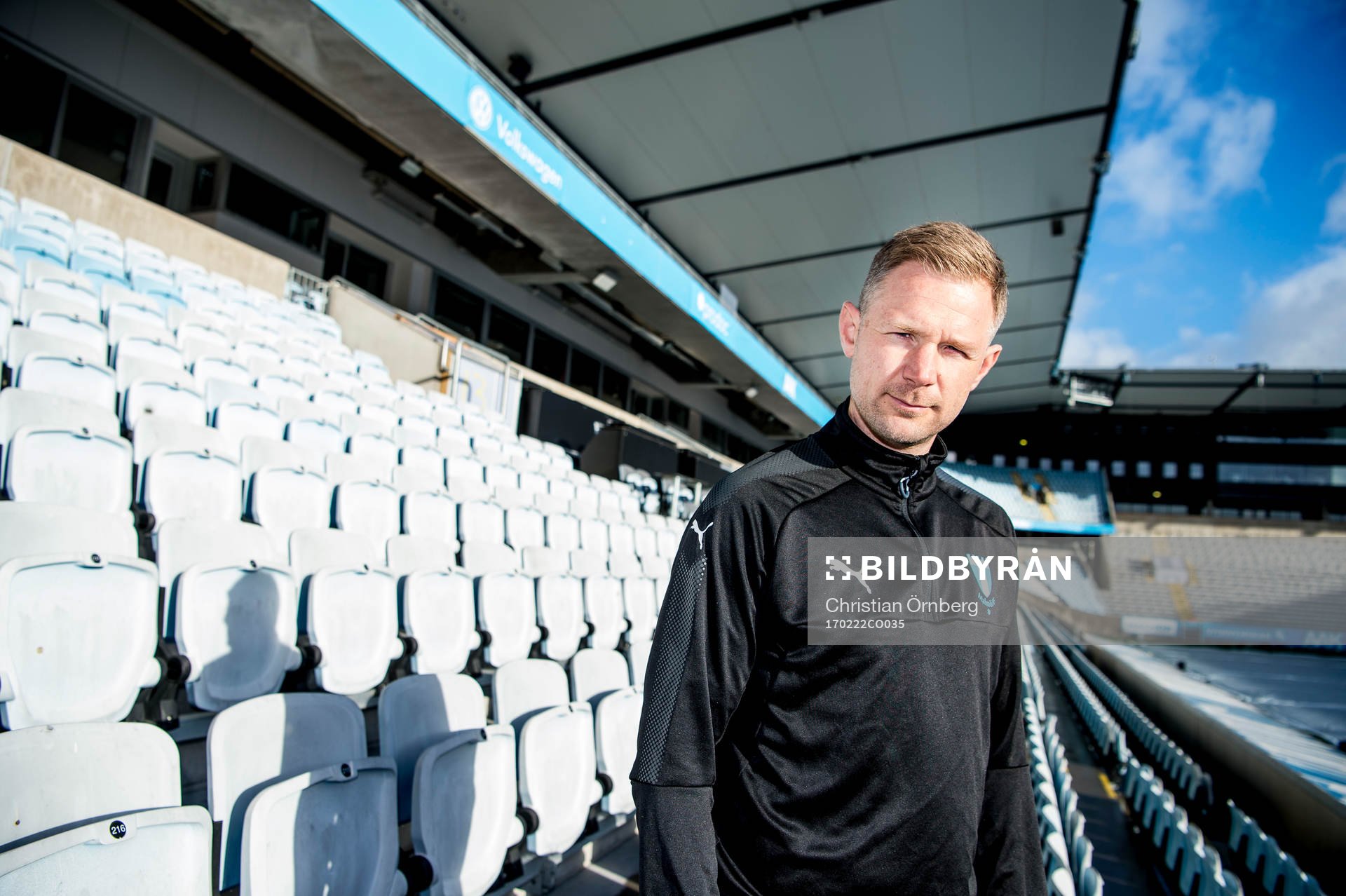 Huvudtränaren i Malmö FF, Magnus Pehrsson, inne på