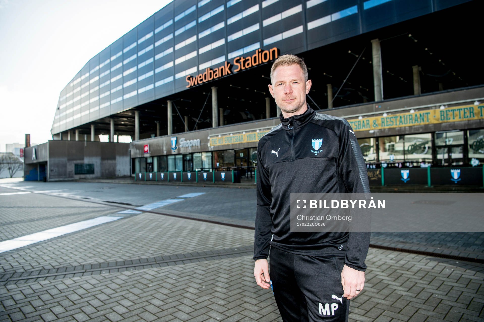 Huvudtränaren i Malmö FF, Magnus Pehrsson, utanför