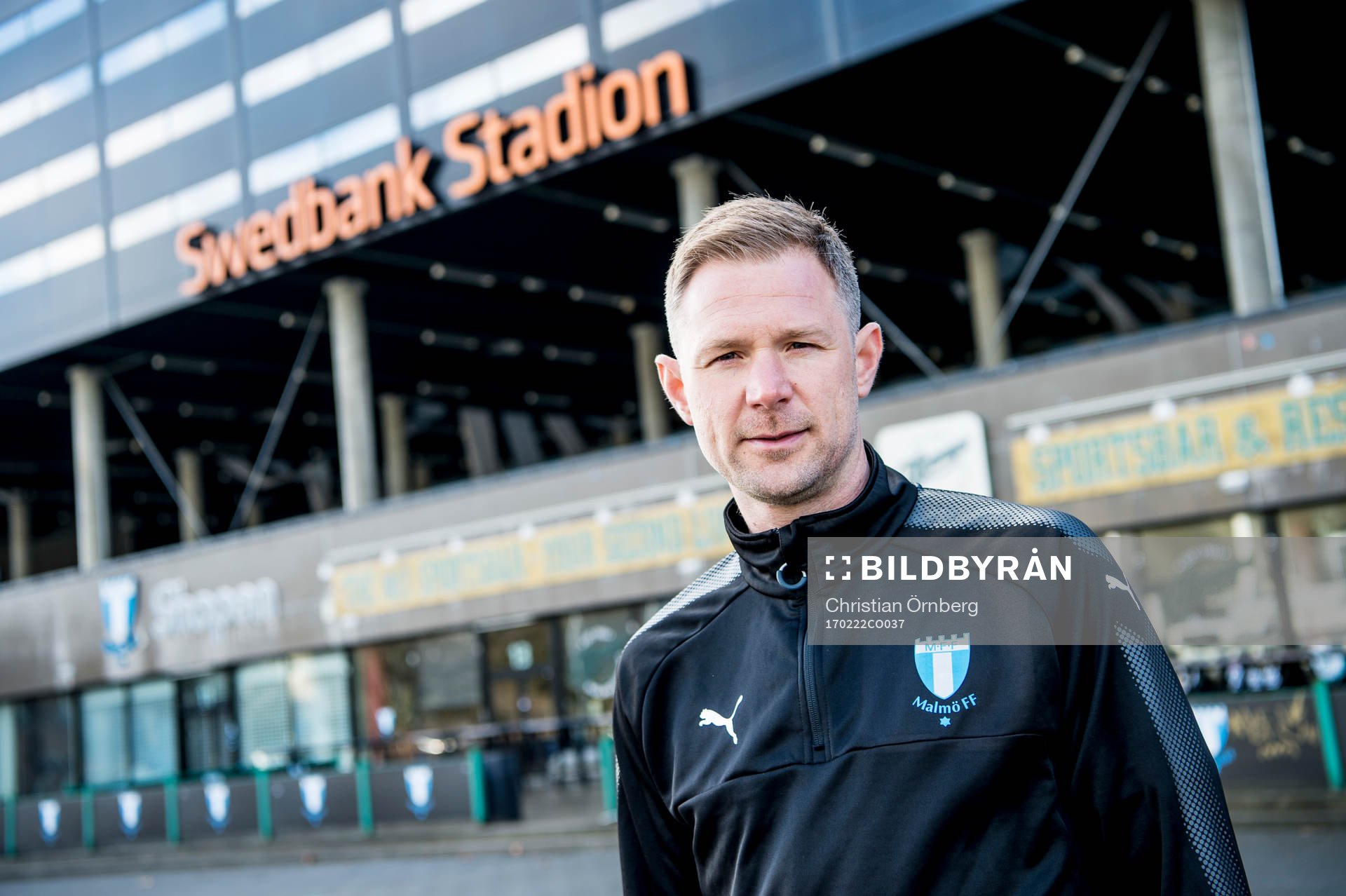 Huvudtränaren i Malmö FF, Magnus Pehrsson, utanför