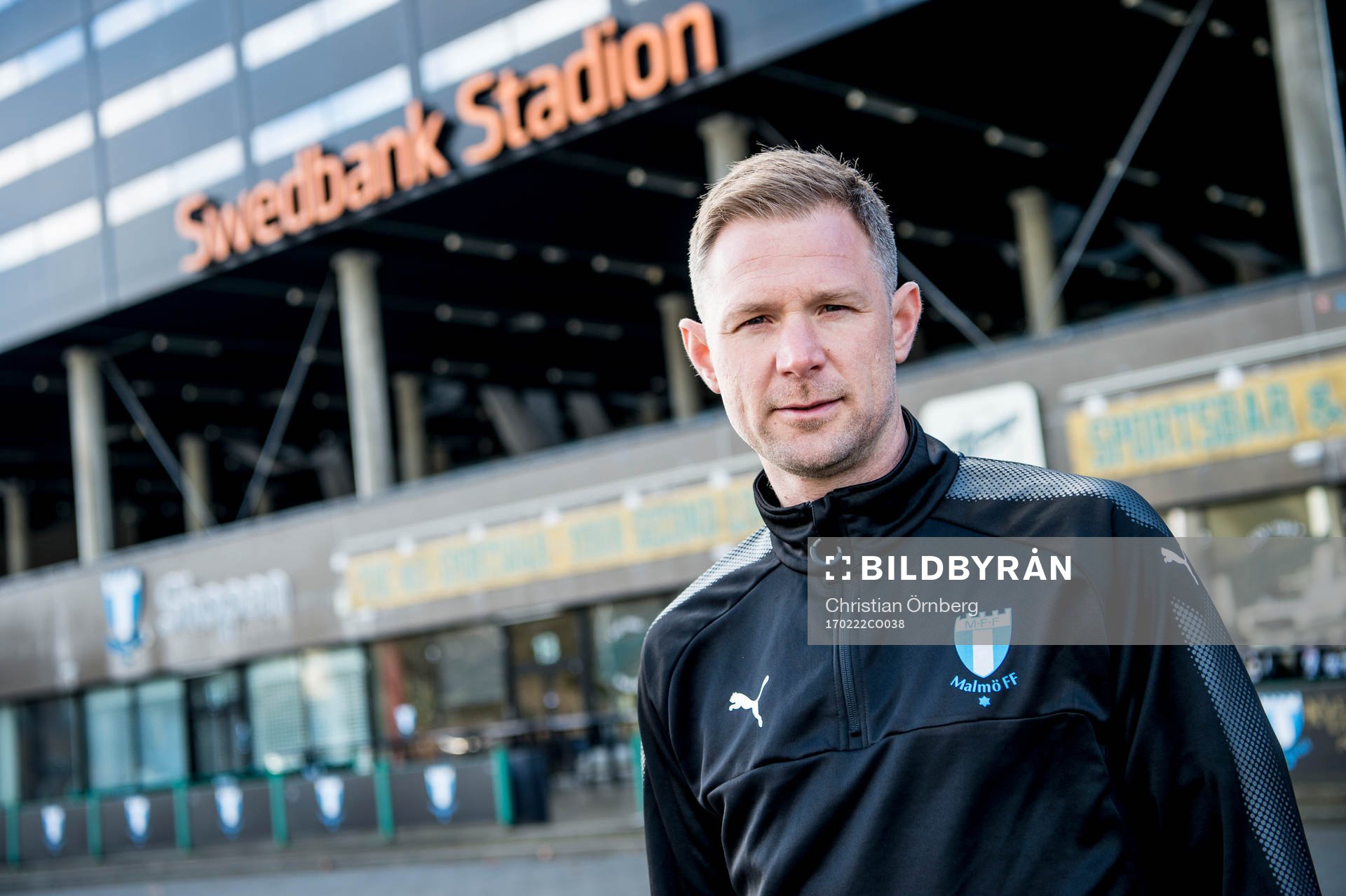 Huvudtränaren i Malmö FF, Magnus Pehrsson, utanför