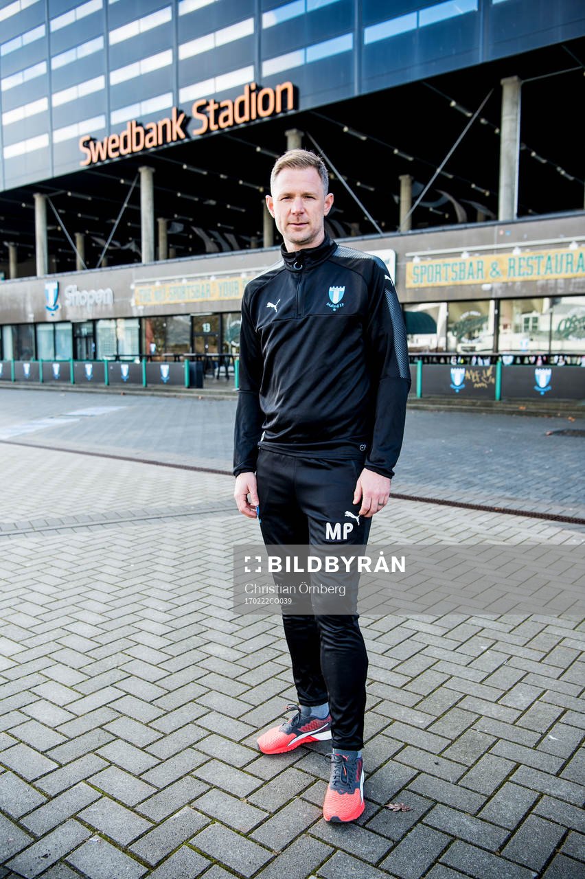Huvudtränaren i Malmö FF, Magnus Pehrsson, utanför