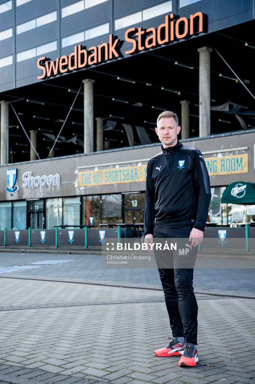 Huvudtränaren i Malmö FF, Magnus Pehrsson, utanför