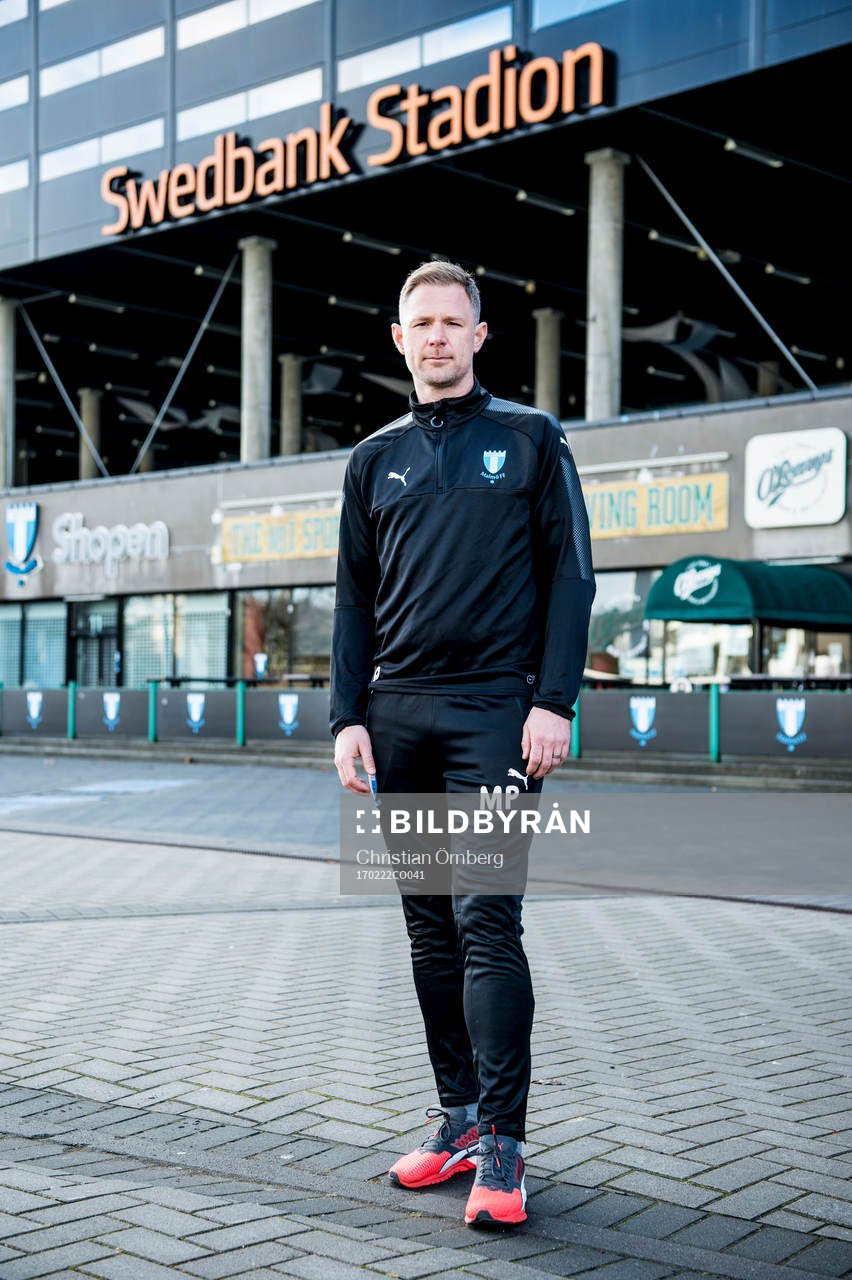 Huvudtränaren i Malmö FF, Magnus Pehrsson, utanför