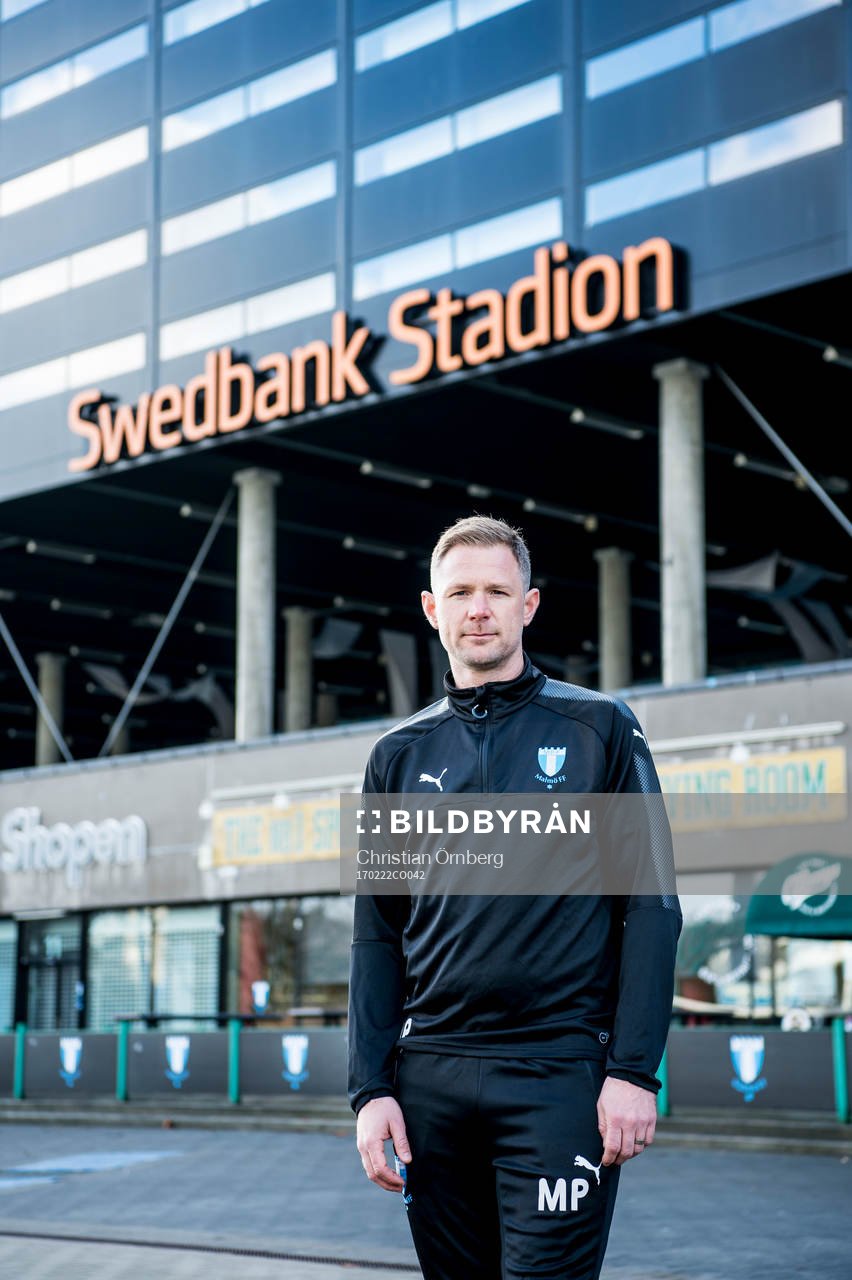 Huvudtränaren i Malmö FF, Magnus Pehrsson, utanför