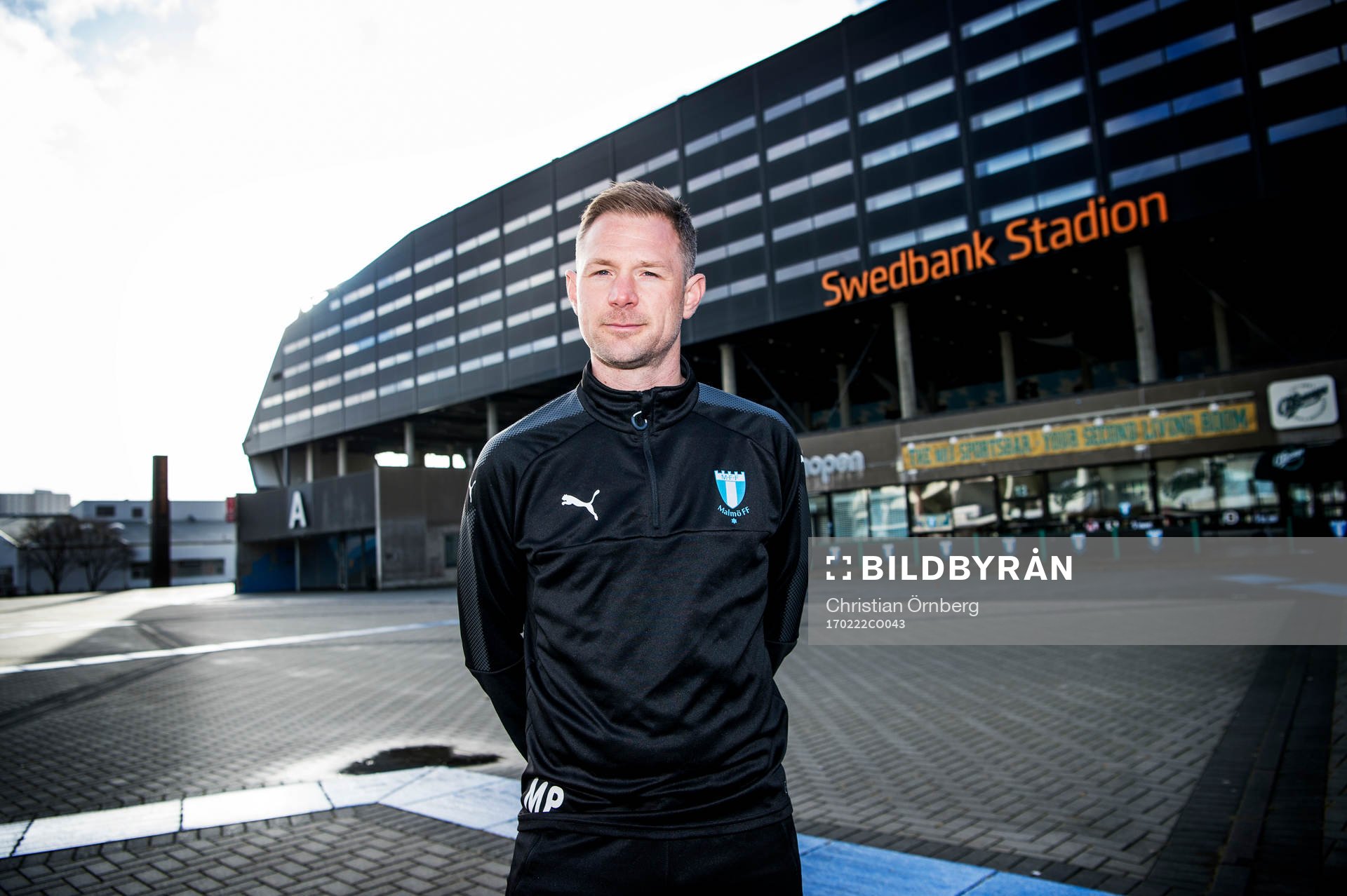 Huvudtränaren i Malmö FF, Magnus Pehrsson, utanför