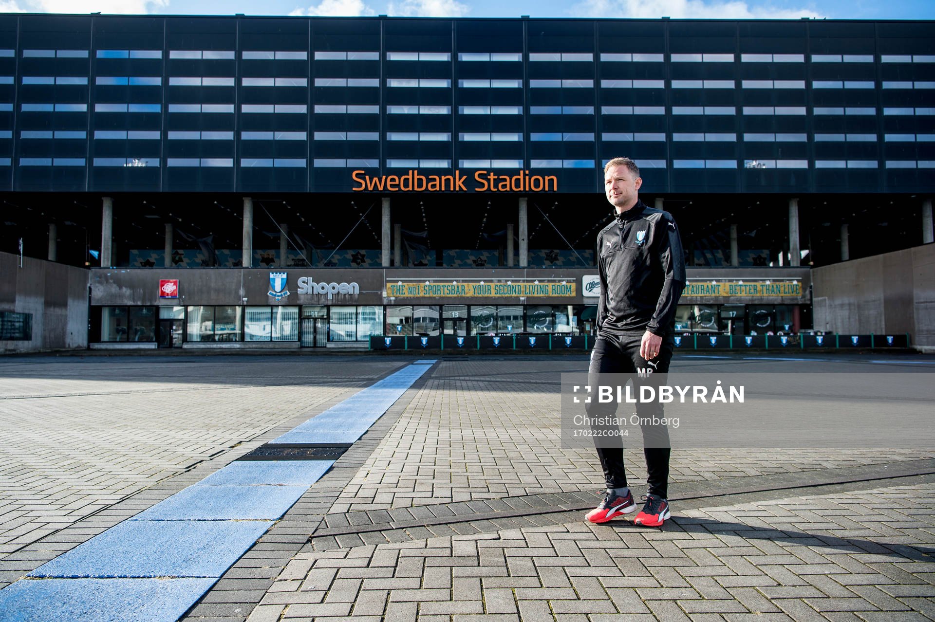 Huvudtränaren i Malmö FF, Magnus Pehrsson, utanför