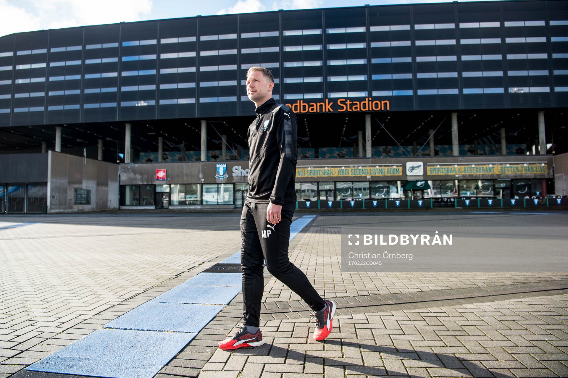 Huvudtränaren i Malmö FF, Magnus Pehrsson, utanför