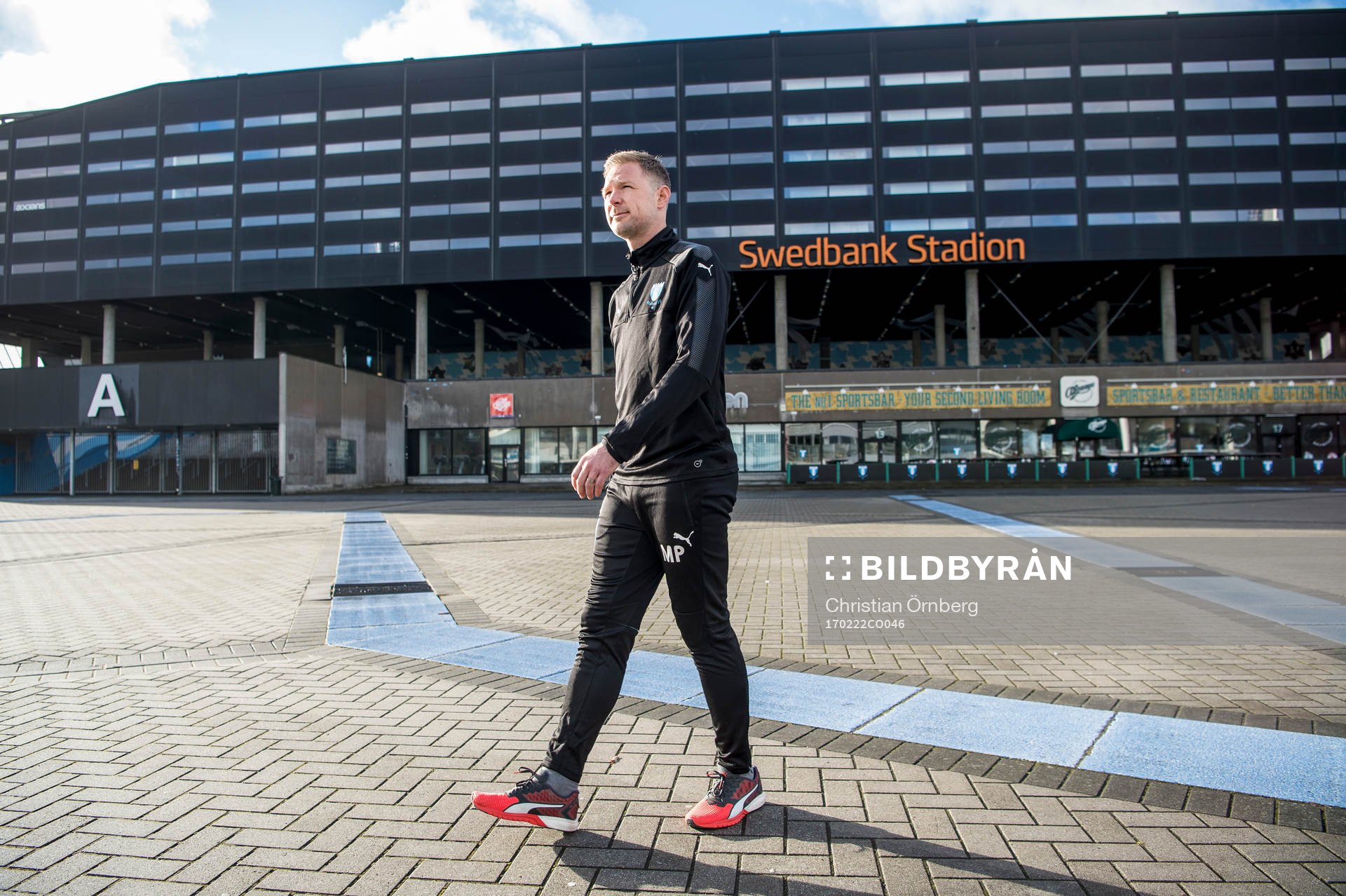 Huvudtränaren i Malmö FF, Magnus Pehrsson, utanför