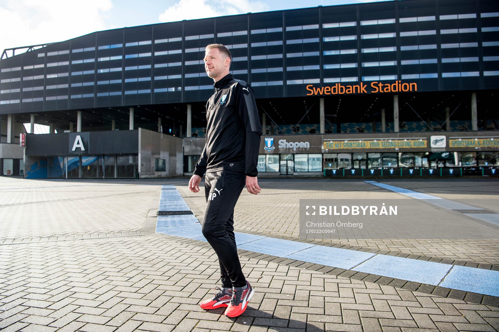 Huvudtränaren i Malmö FF, Magnus Pehrsson, utanför