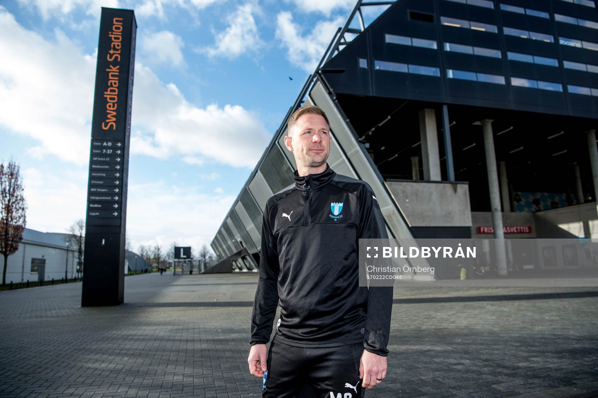 Huvudtränaren i Malmö FF, Magnus Pehrsson, utanför