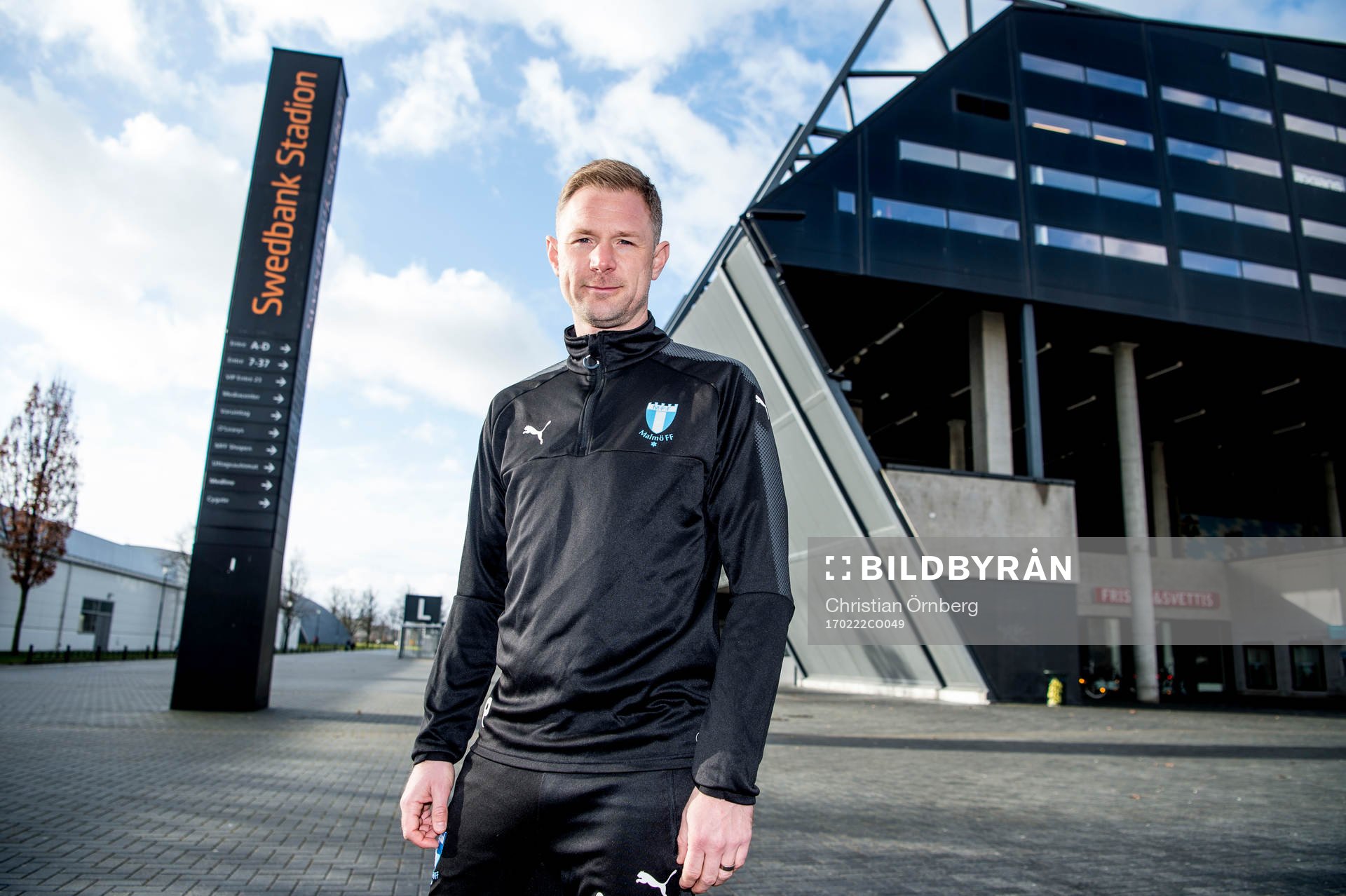 Huvudtränaren i Malmö FF, Magnus Pehrsson, utanför