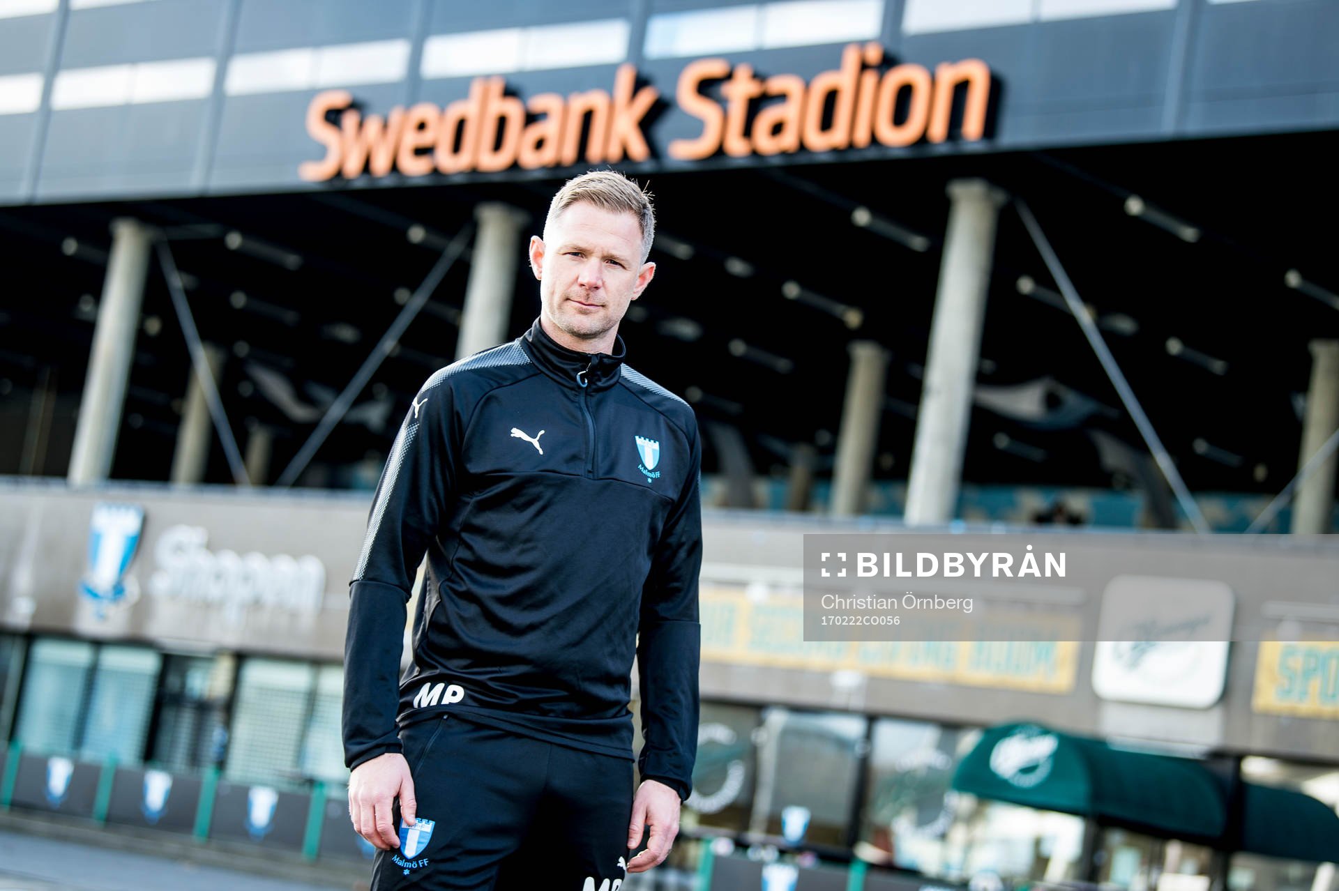 Huvudtränaren i Malmö FF, Magnus Pehrsson, utanför