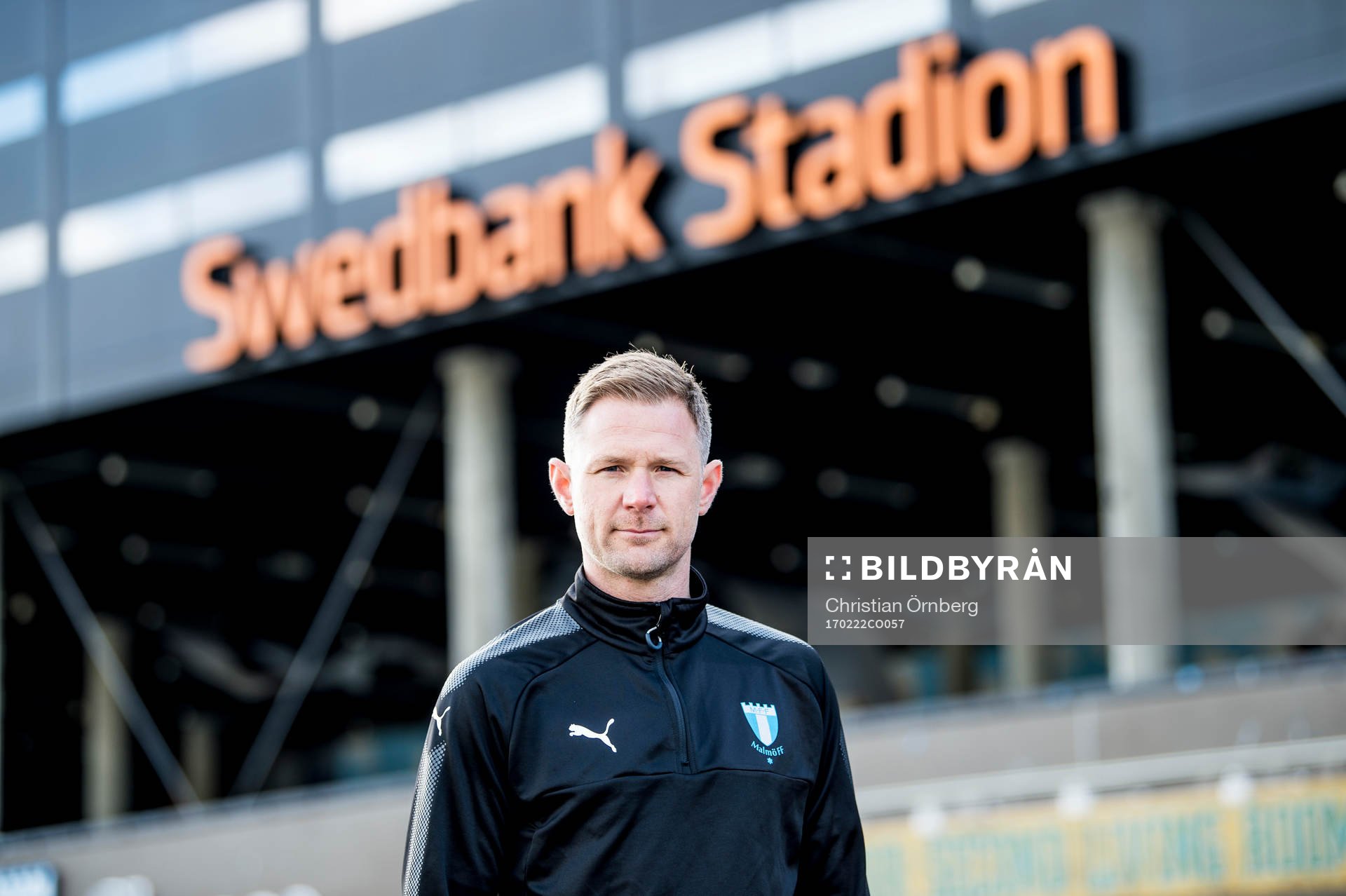 Huvudtränaren i Malmö FF, Magnus Pehrsson, utanför