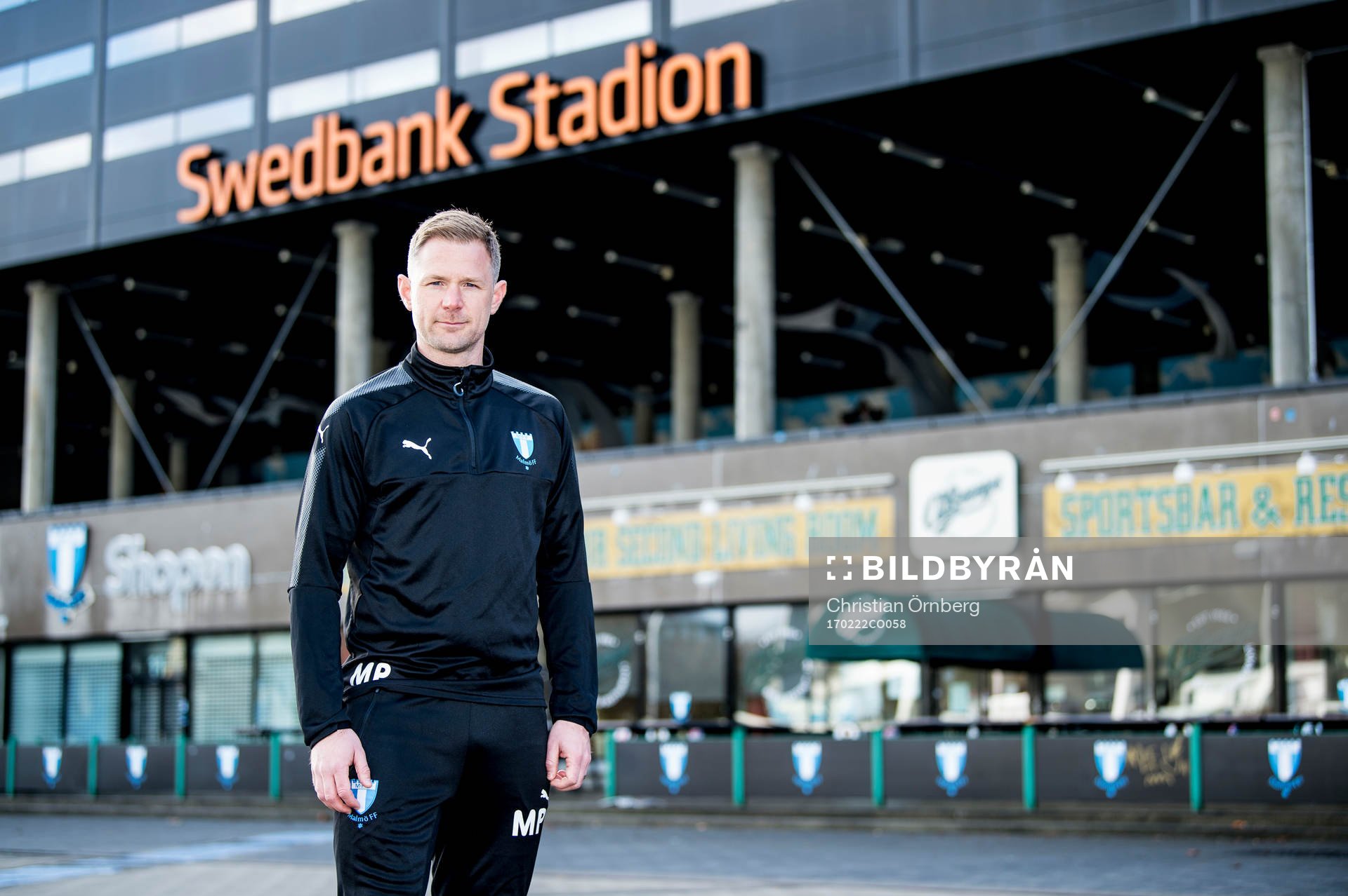 Huvudtränaren i Malmö FF, Magnus Pehrsson, utanför