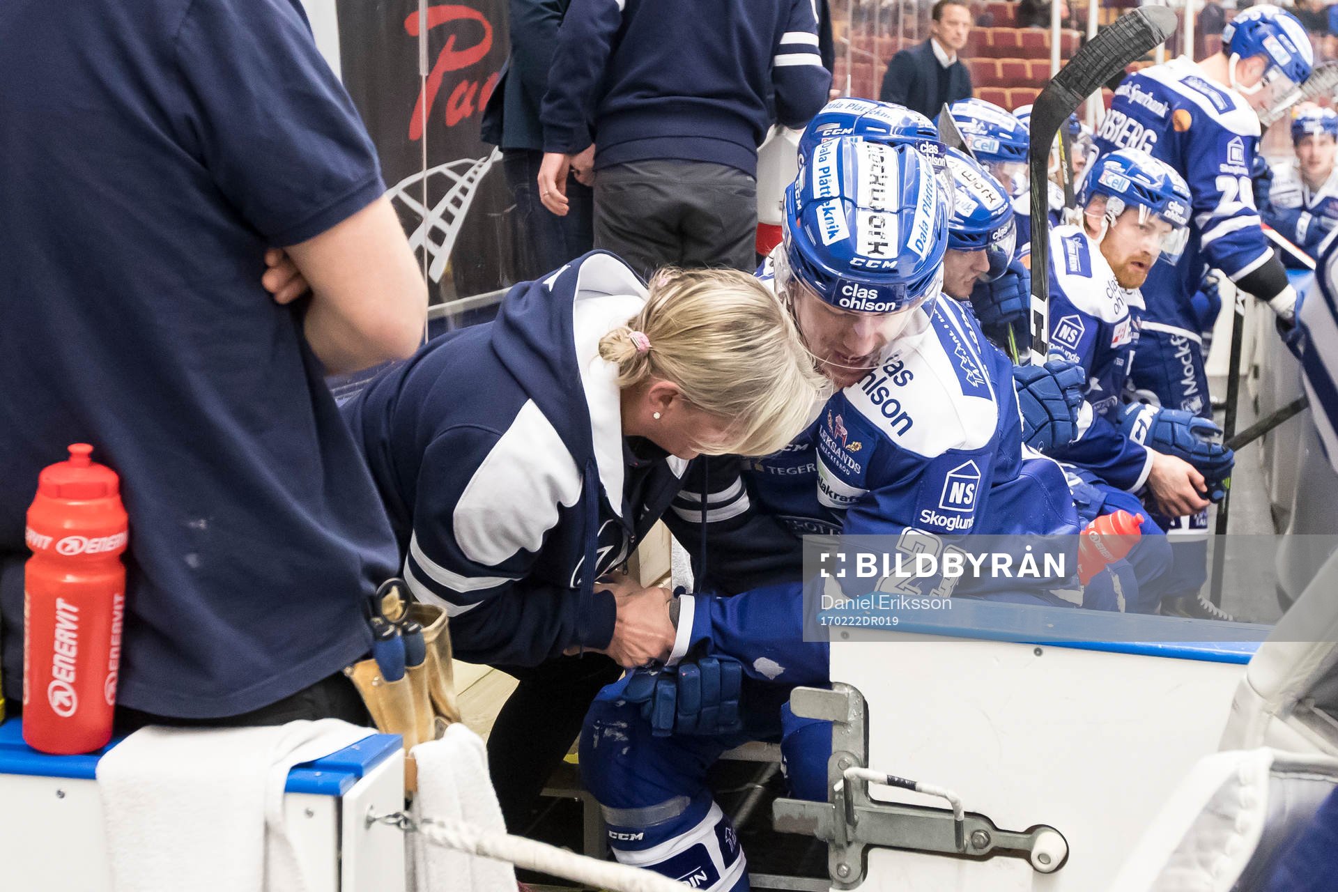 Leksands Sondre Olden ses över av läkare Annelie Birkeholm