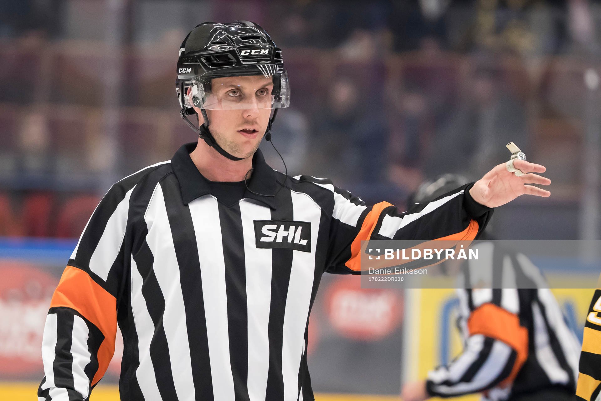 domare Patric Bjälkander  i ishockeymatchen i SHL mellan
