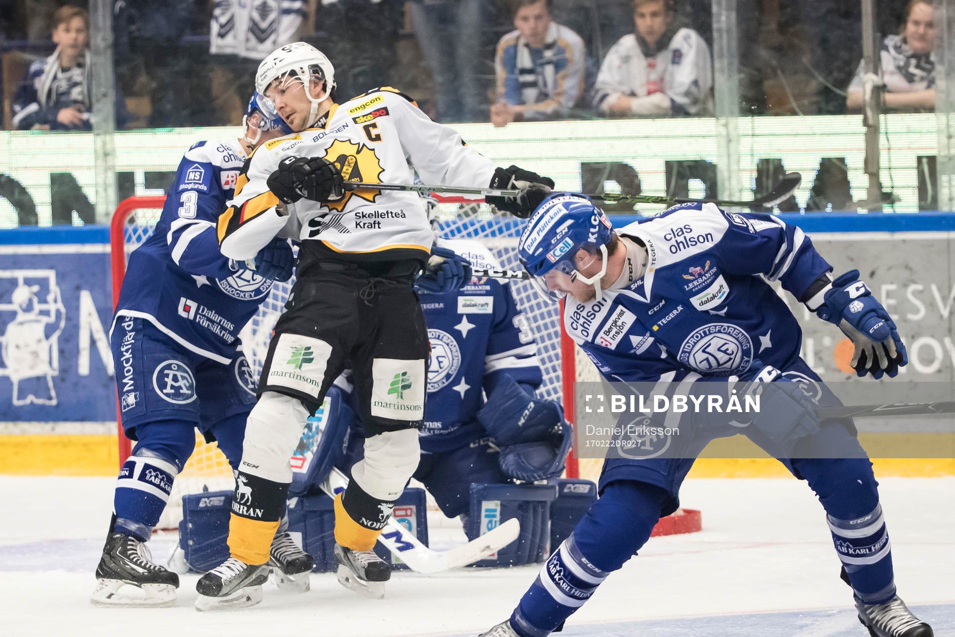 Skellefteås Jimmie Ericsson framför Leksands målvakt
