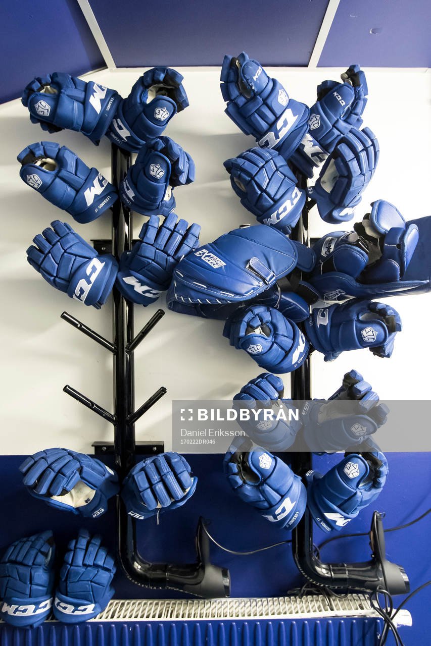 Handskar innan ishockeymatchen i SHL mellan Leksand och