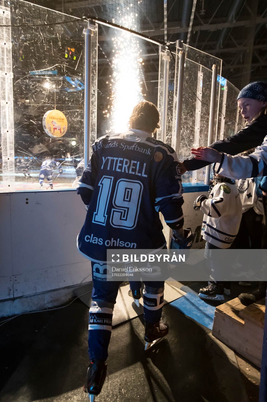 Leksands Alexander Ytterell på väg in i ishockeymatchen i