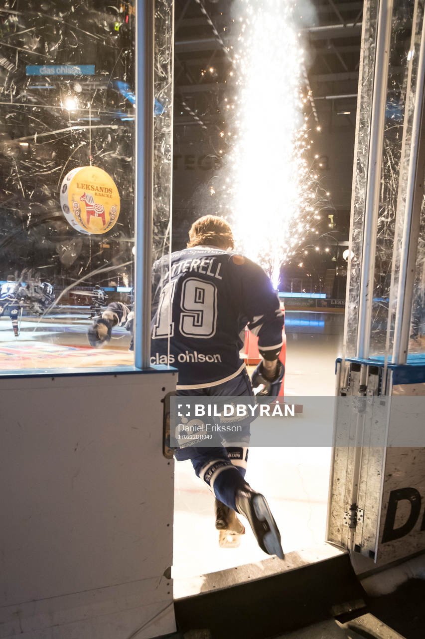 Leksands Alexander Ytterell på väg in i ishockeymatchen i