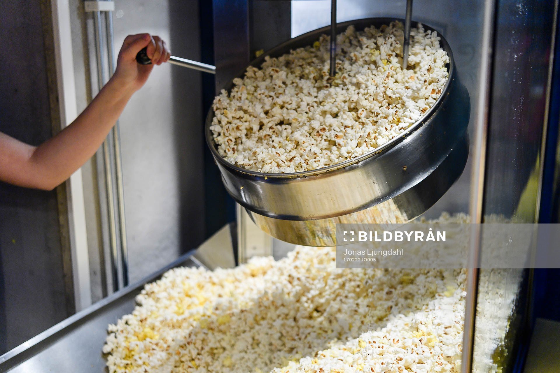 Popcorn före ishockeymatchen i SHL mellan HV71 och