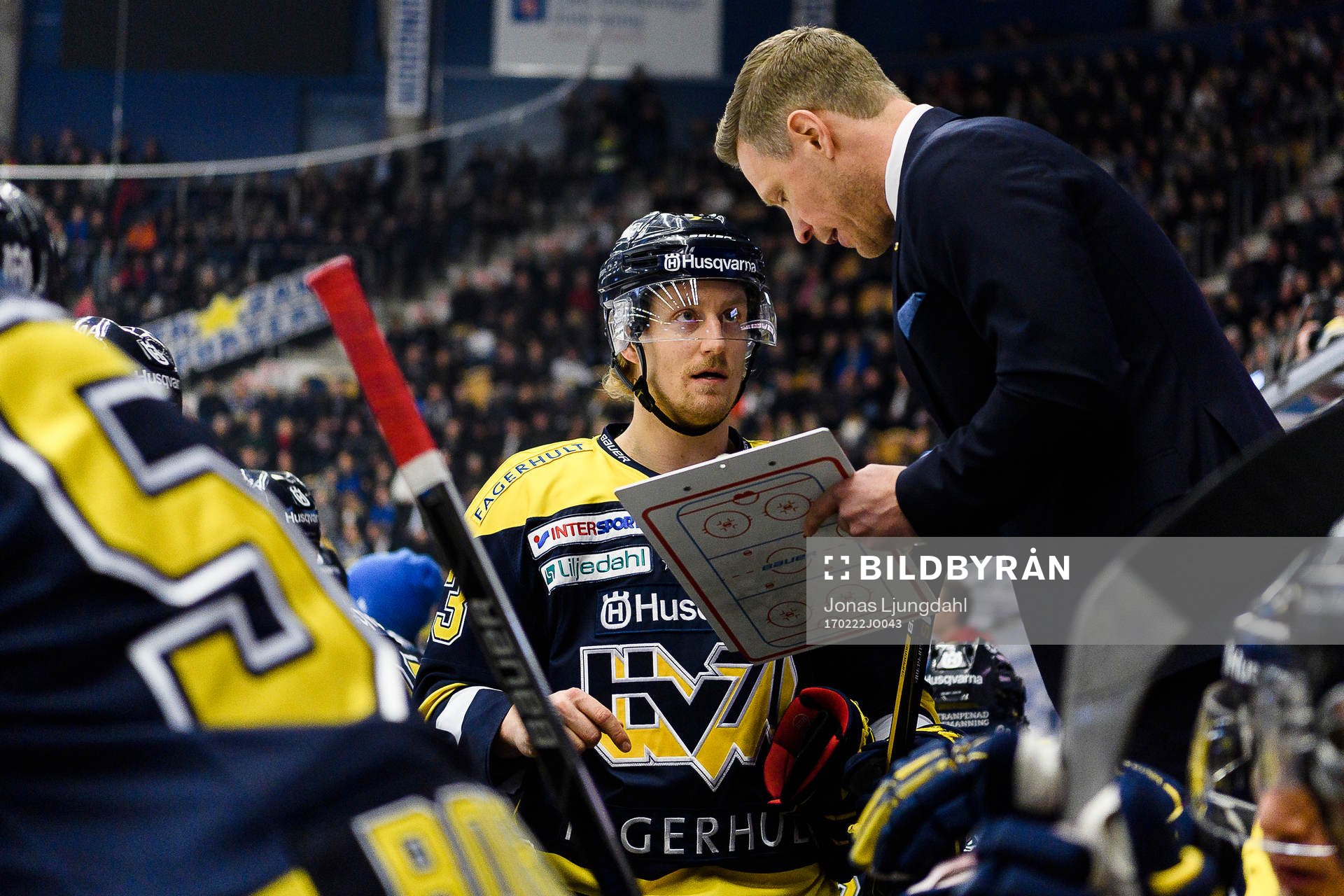 s assisterande tränare Nicklas Rahm pratar med Oscar Sundh