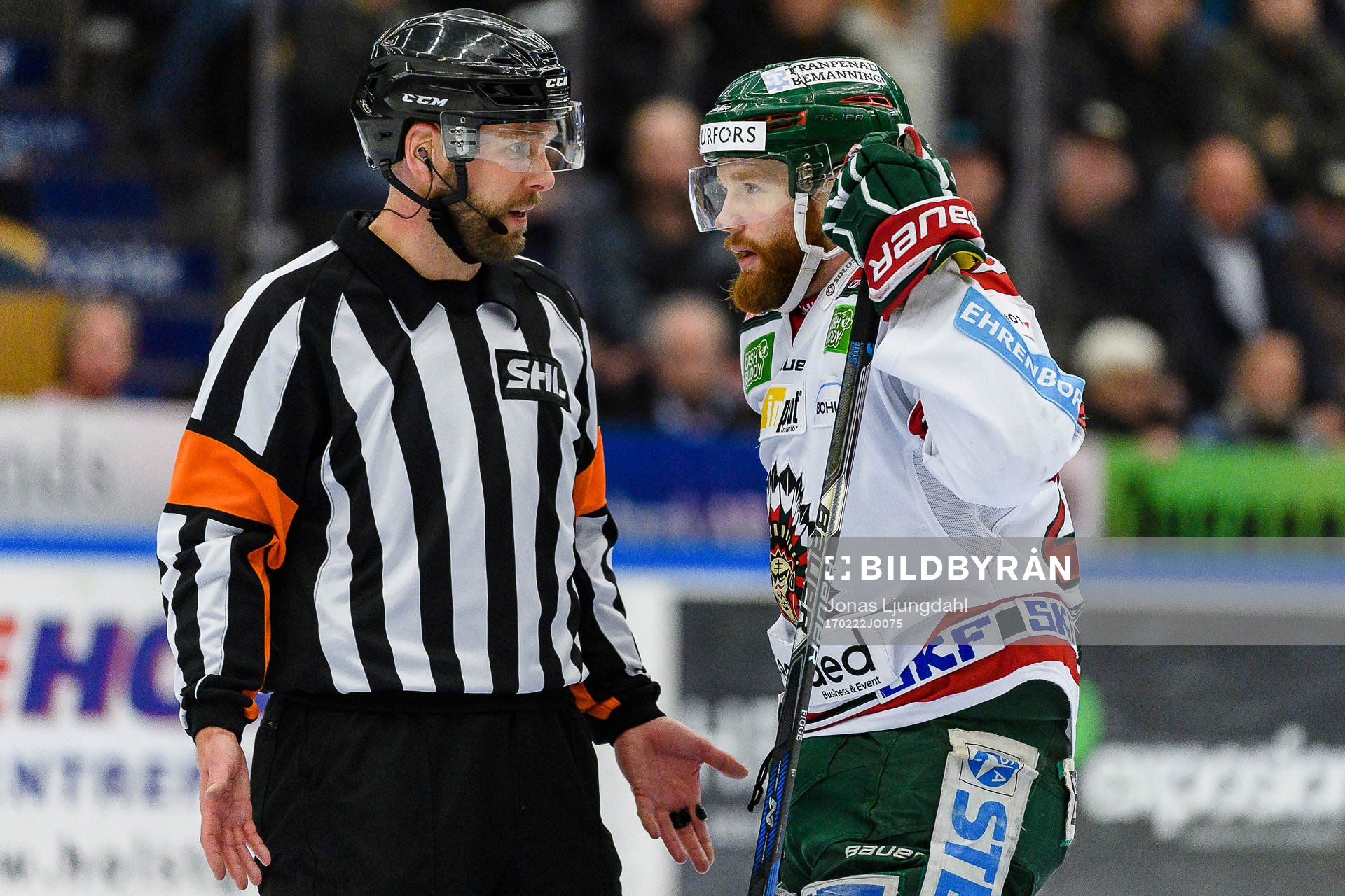 Frölundas Robin Figren pratar med Domare Marcus Linde
