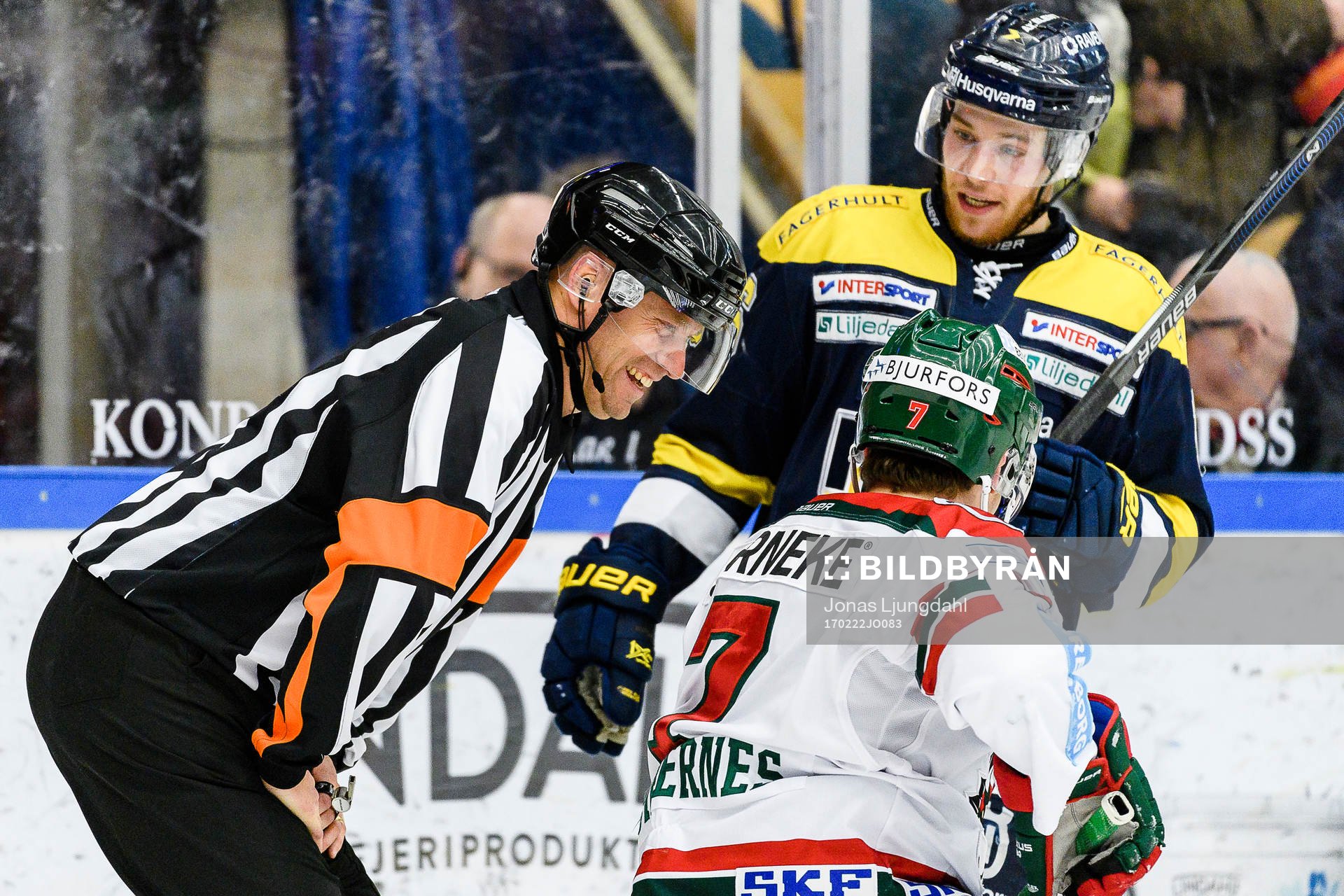 Domare Sören Persson pratar och skrattar med Frölundas