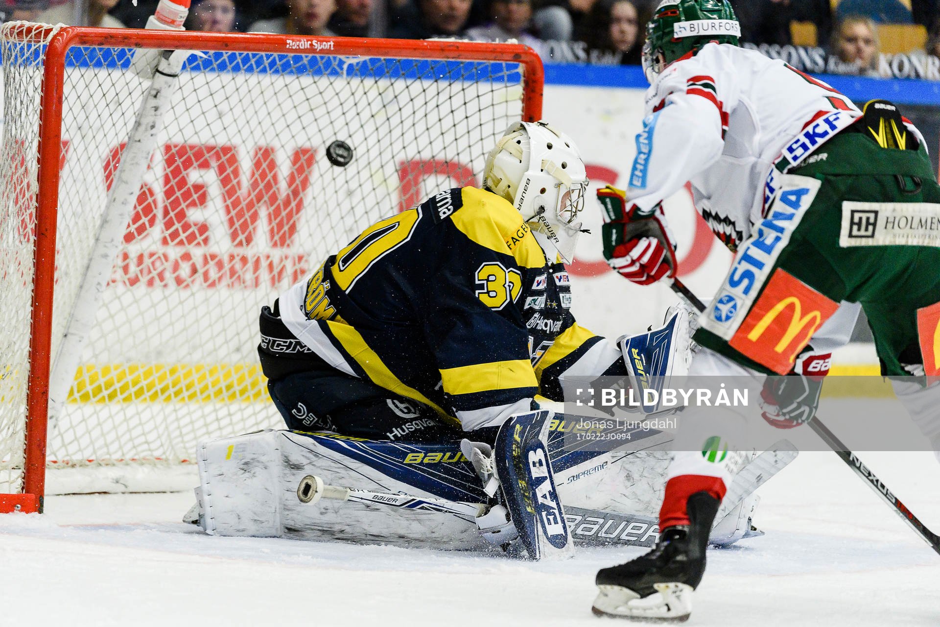 Frölundas Casey Wellman skjuter pucken i mål till 1-1