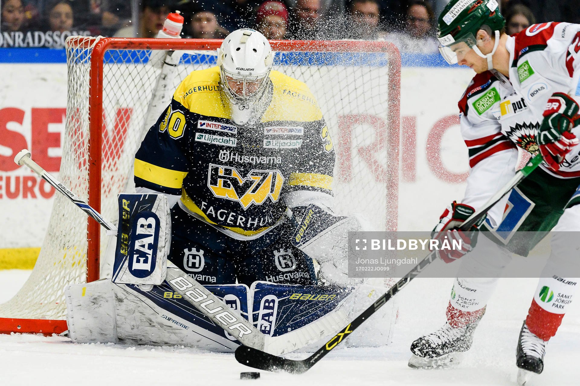 s målvakt Linus Söderström får snösprutpå sig när