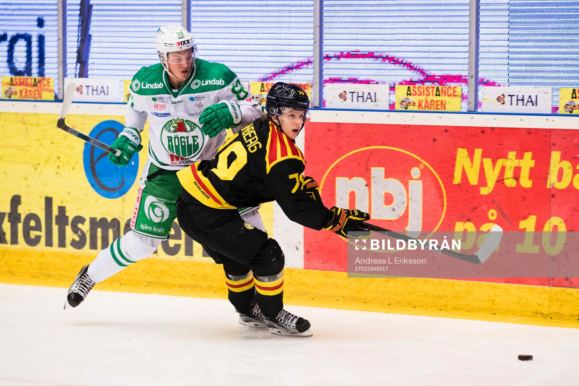 Rögles David Åslin i kamp om pucken med Brynäs Daniel