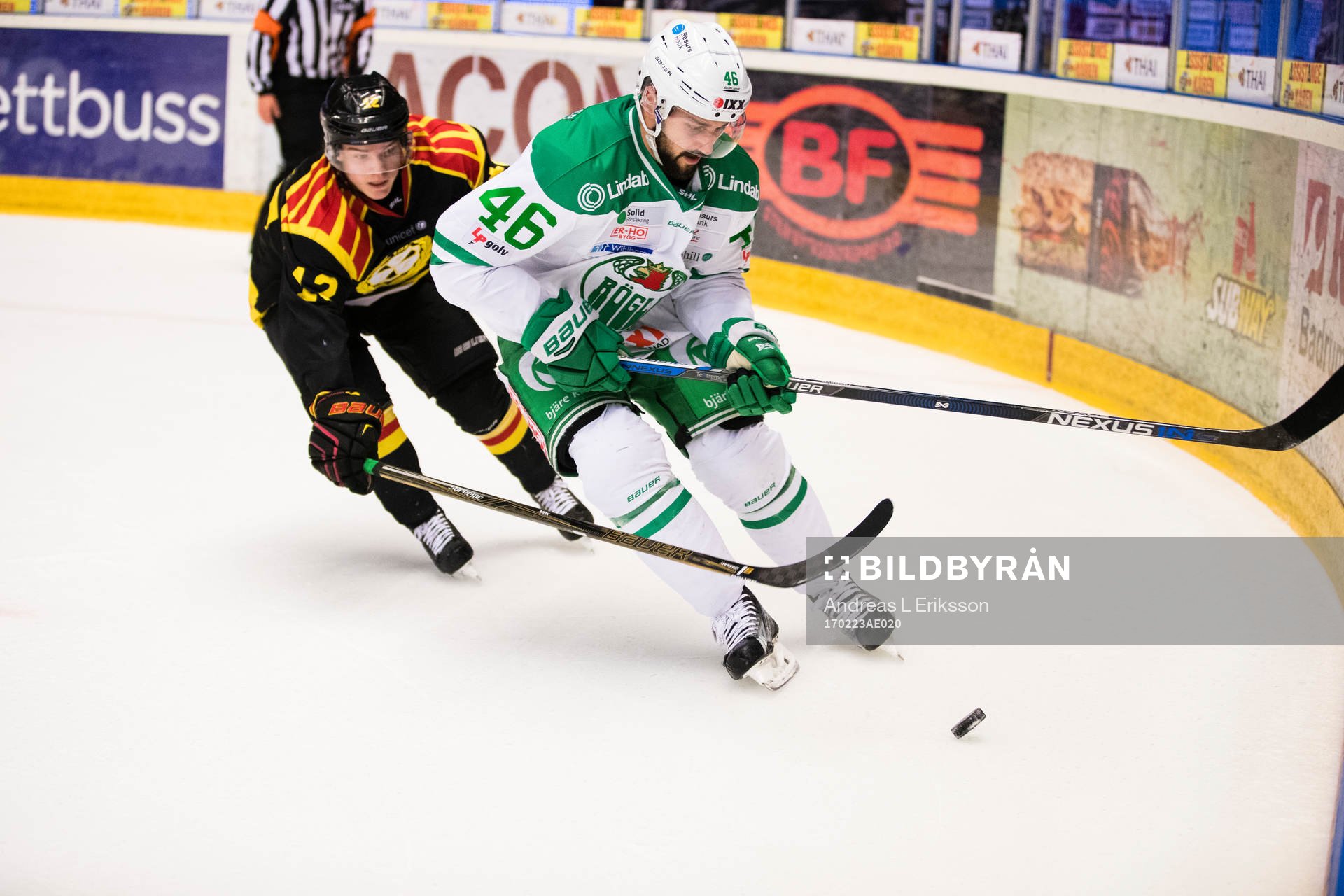 Brynäs Samuel Asklöf jagar Rögles Kevin Marshall