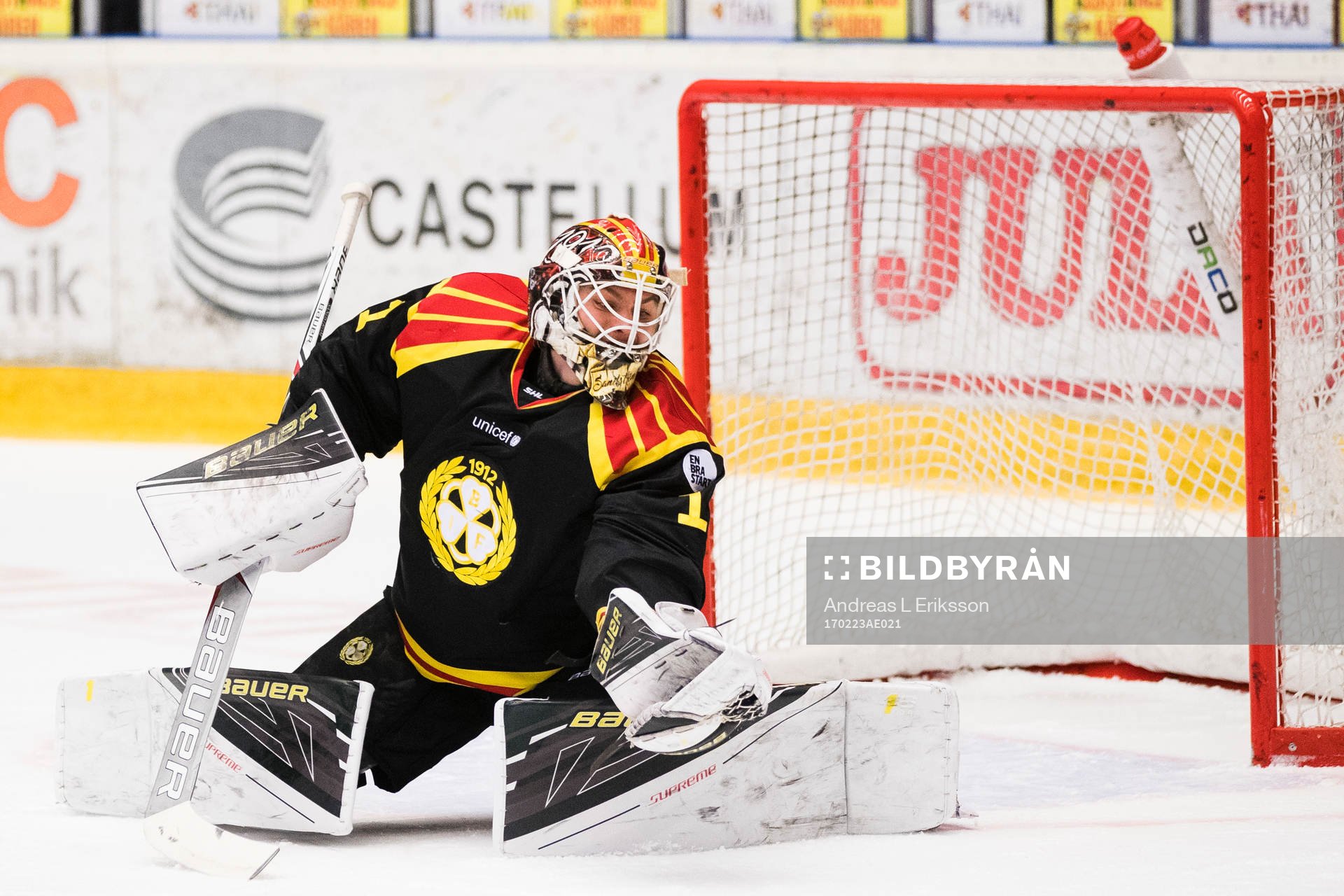 Brynäs målvakt Felix Sandström med en räddning