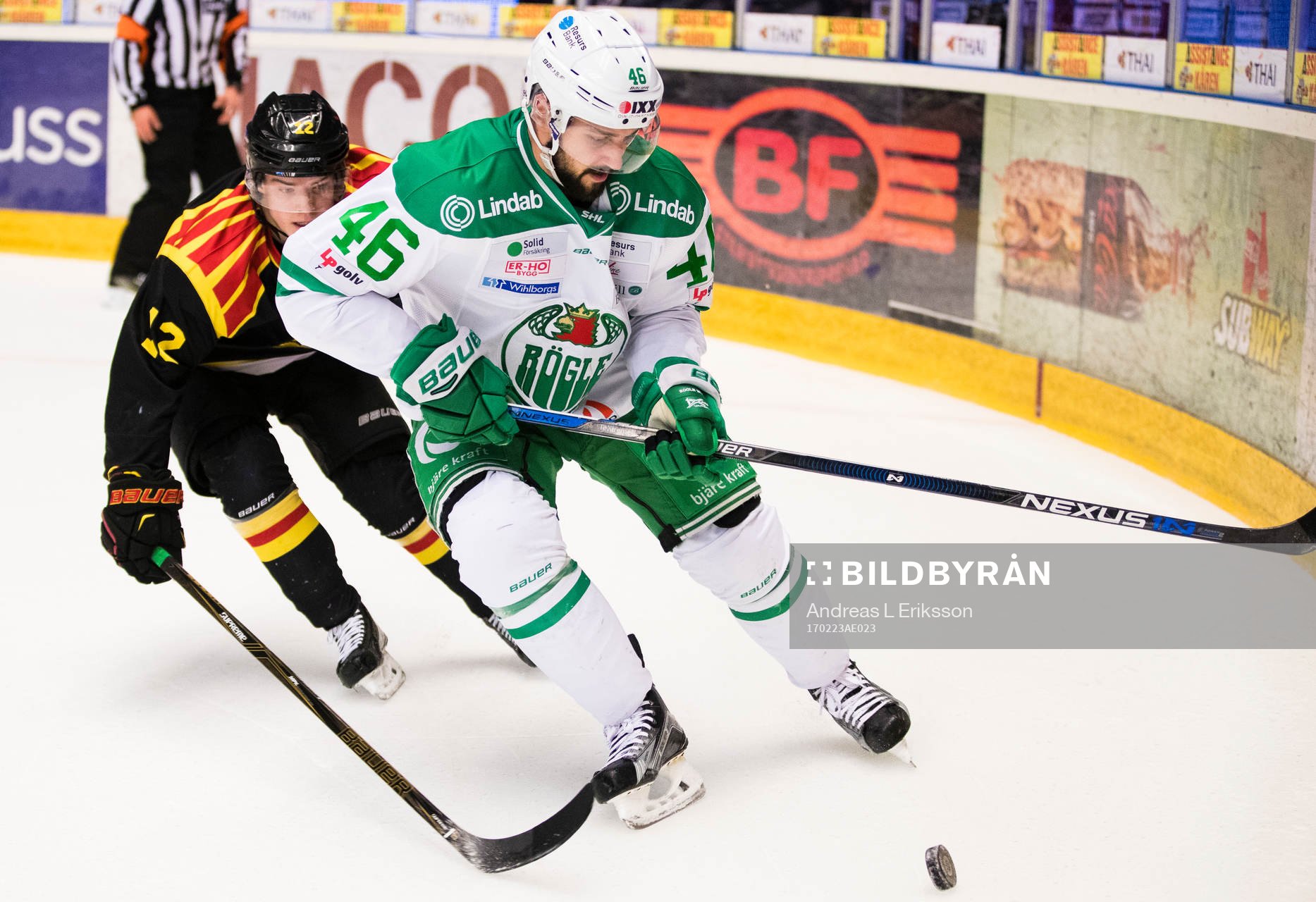 Brynäs Samuel Asklöf jagar Rögles Kevin Marshall