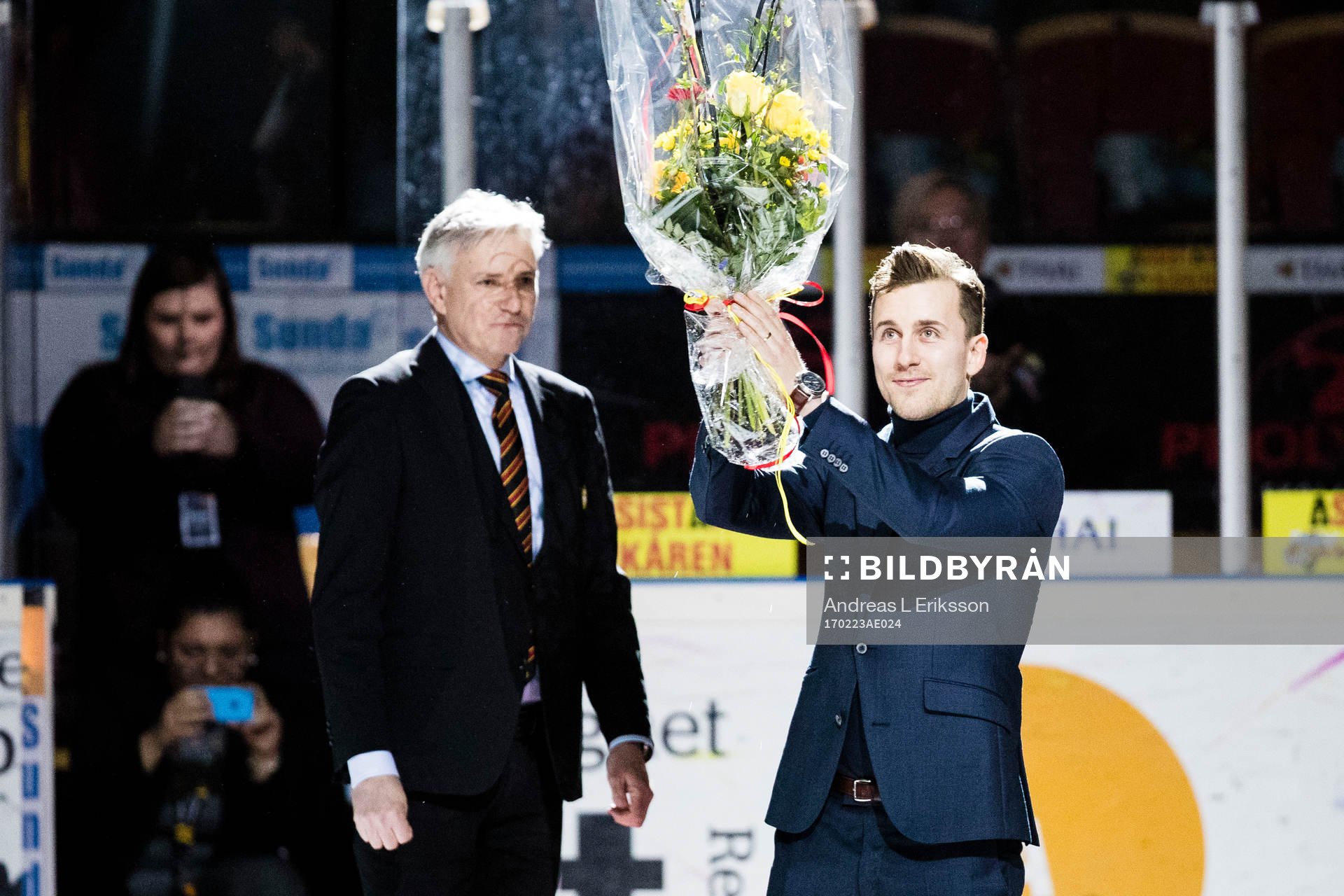 Brynäs Sebstian Enterfeldt tackas av innan ishockeymatchen