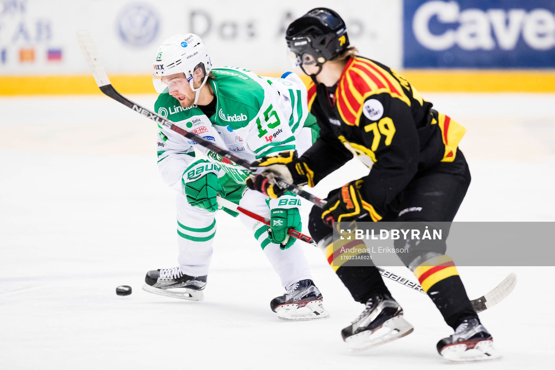 Rögles Simon Ryfors i kamp om pucken med Brynäs Daniel