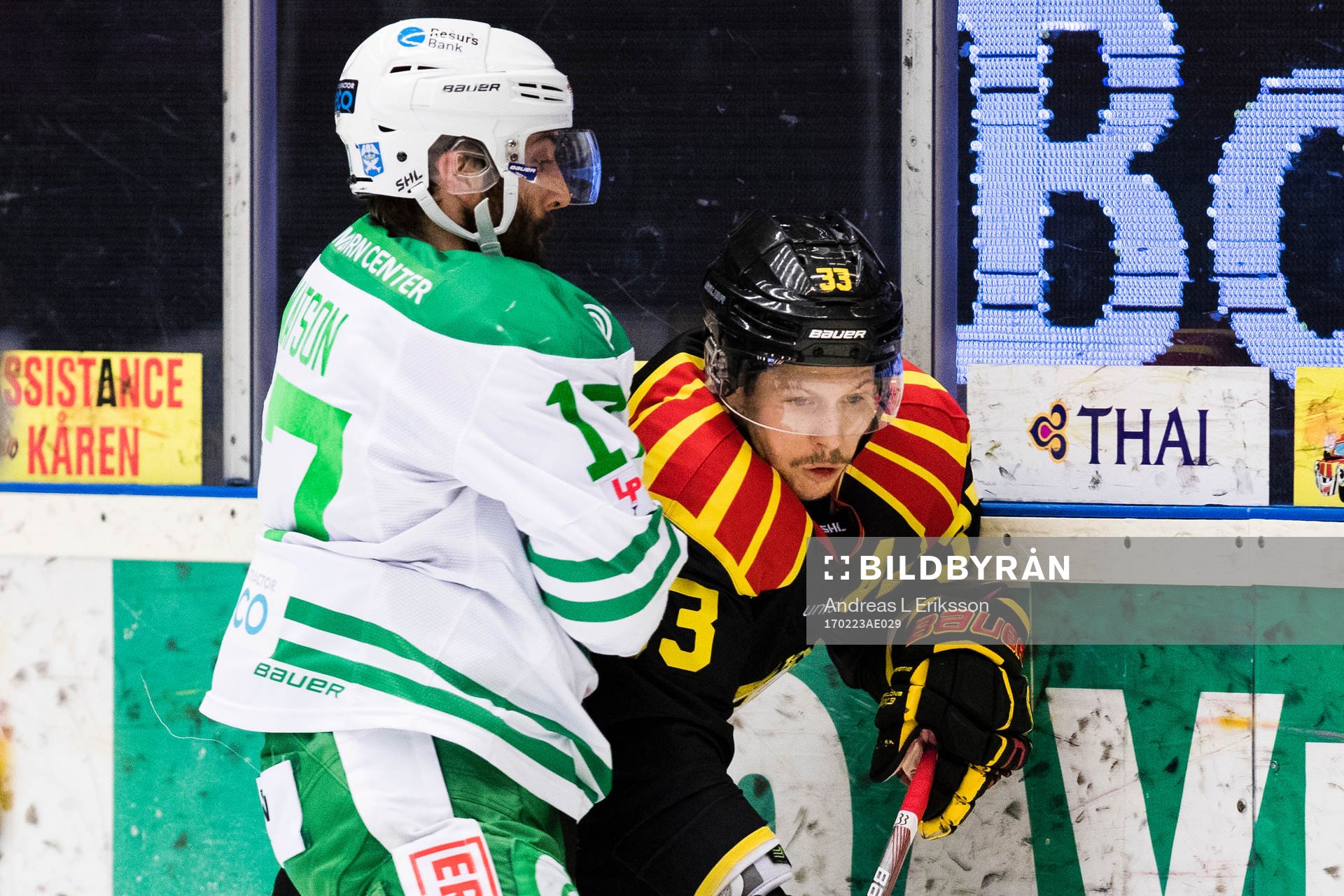 Rögles Taylor Matson med en tackling mot Brynäs Elias
