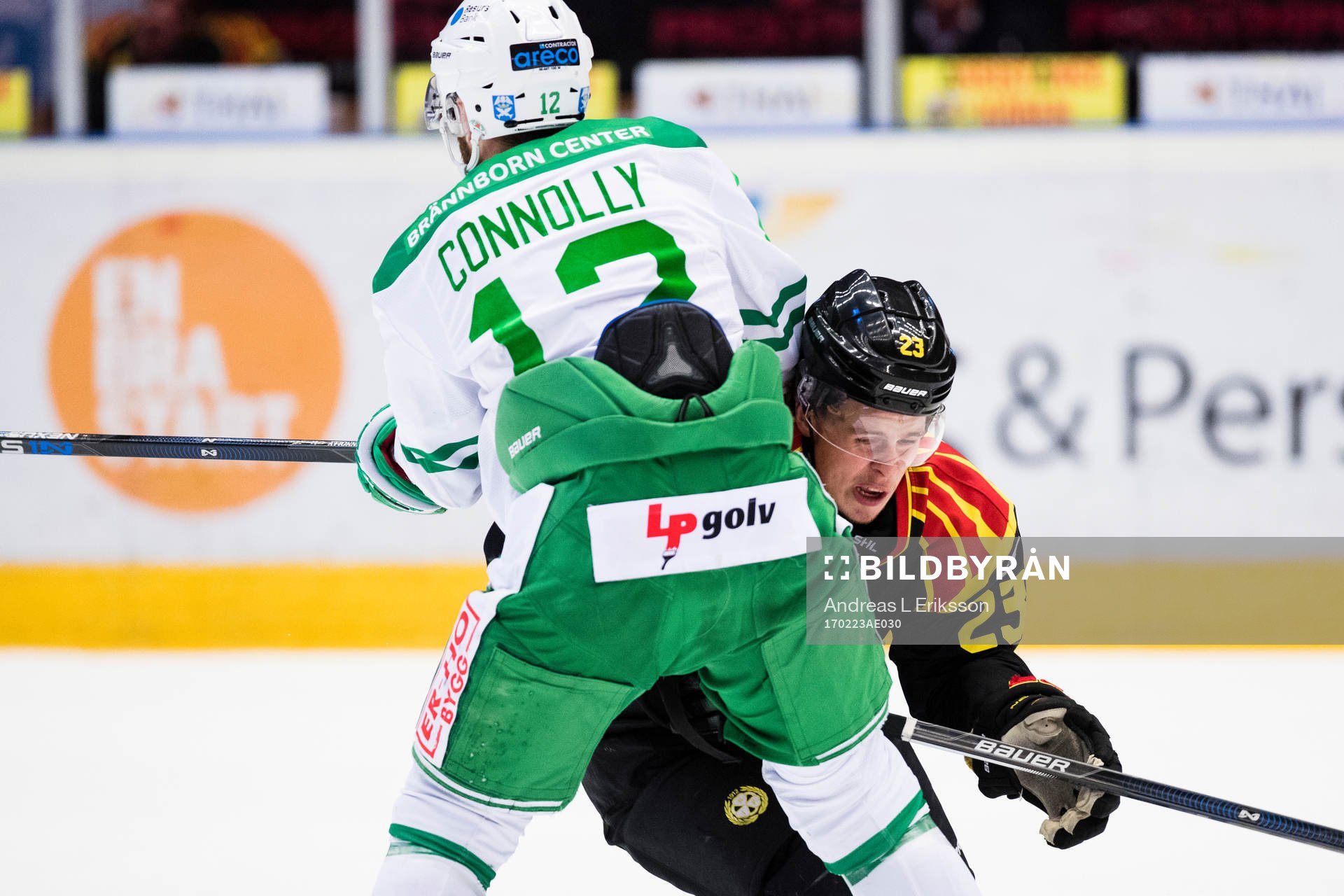 Rögles Jack Connolly i en närkamp med Brynäs Lucas