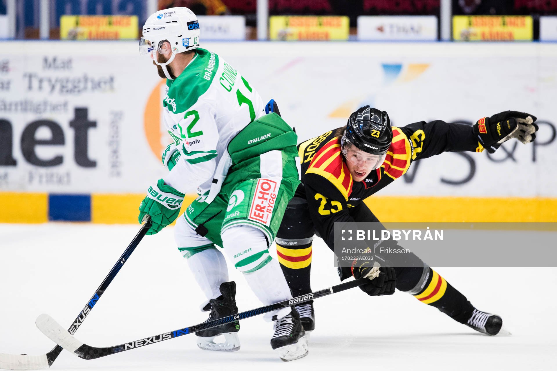 Rögles Jack Connolly i kamp om pucken med Brynäs Lucas