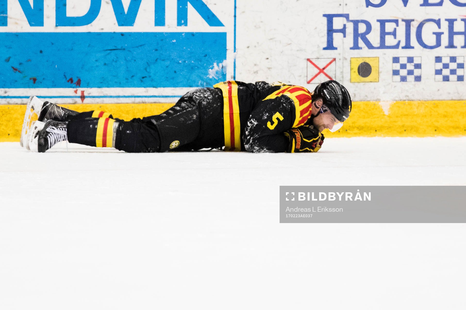 Brynäs Lukas Kilström ligger ner
