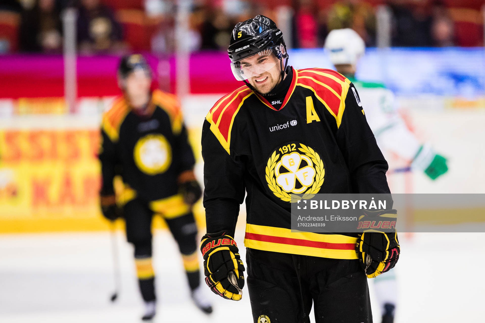 Brynäs Lukas Kilström grinar illa
