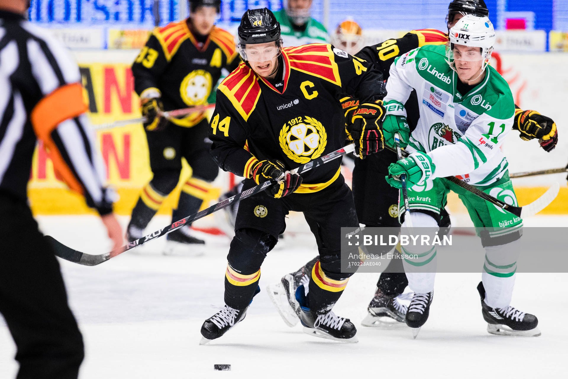 Brynäs Jacob Blomqvist i kamp om pucken med Rögles Bryan