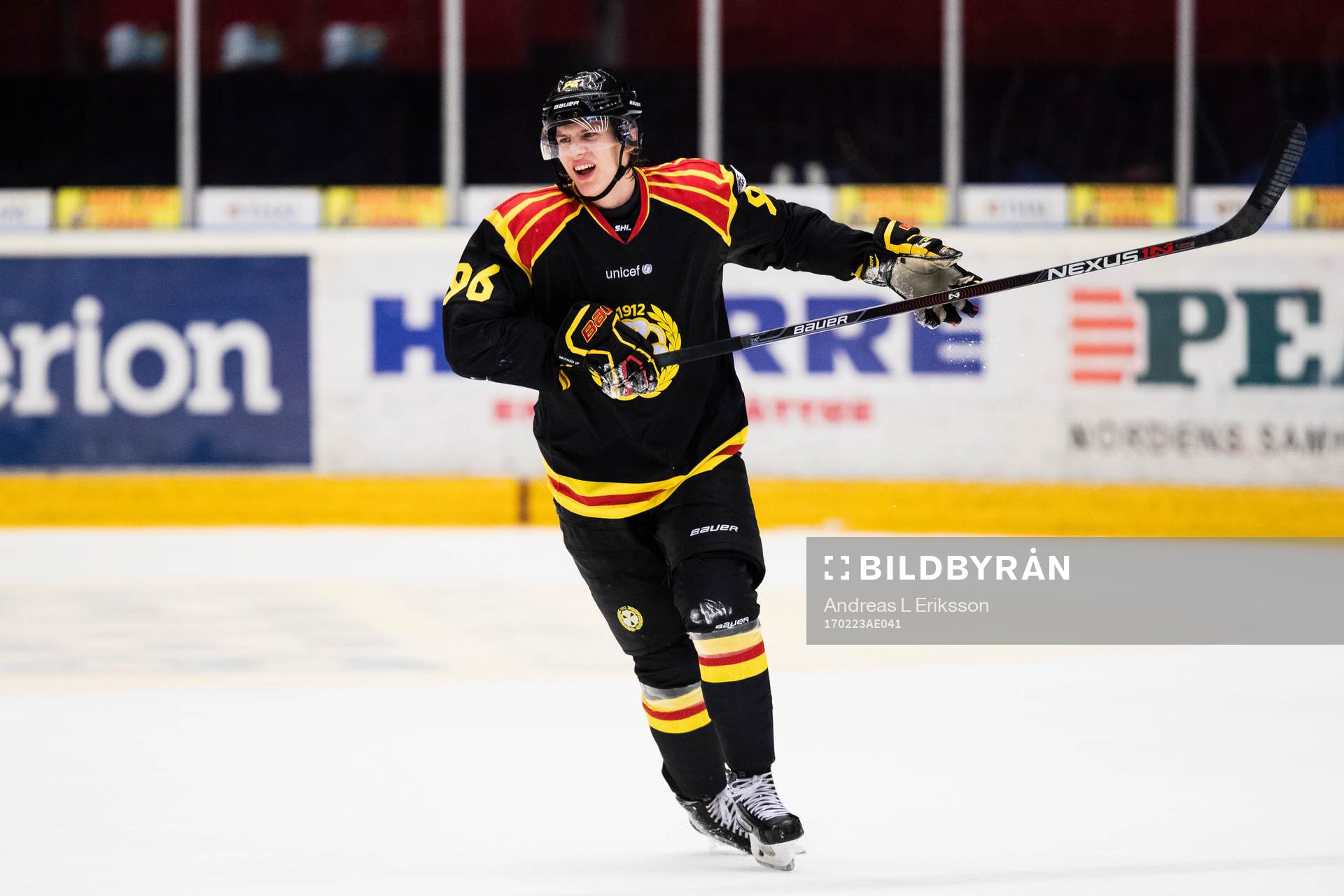 Brynäs Oskar Lindblom grinar illa