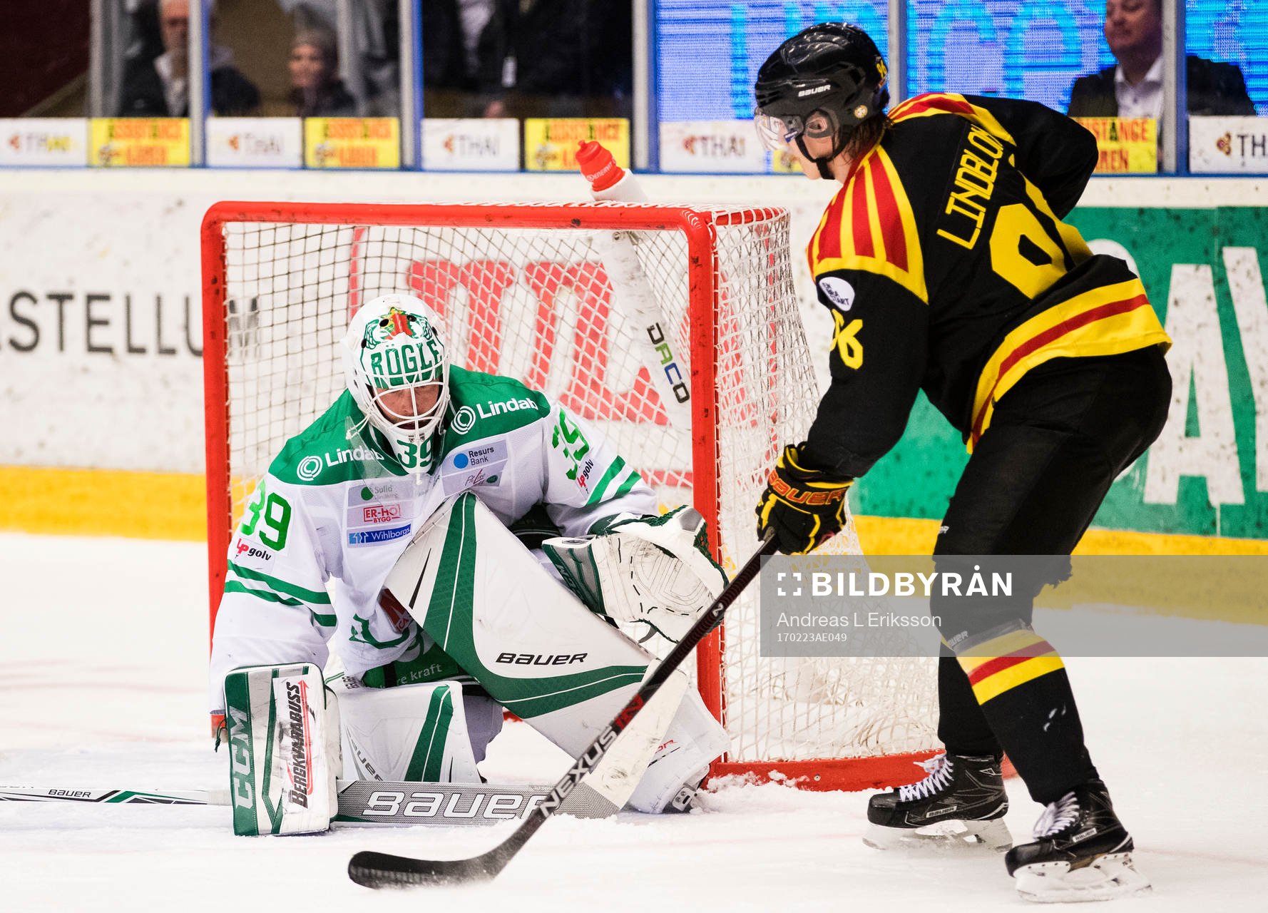 Brynäs Oskar Lindblom utmanar Rögles målvakt Anders