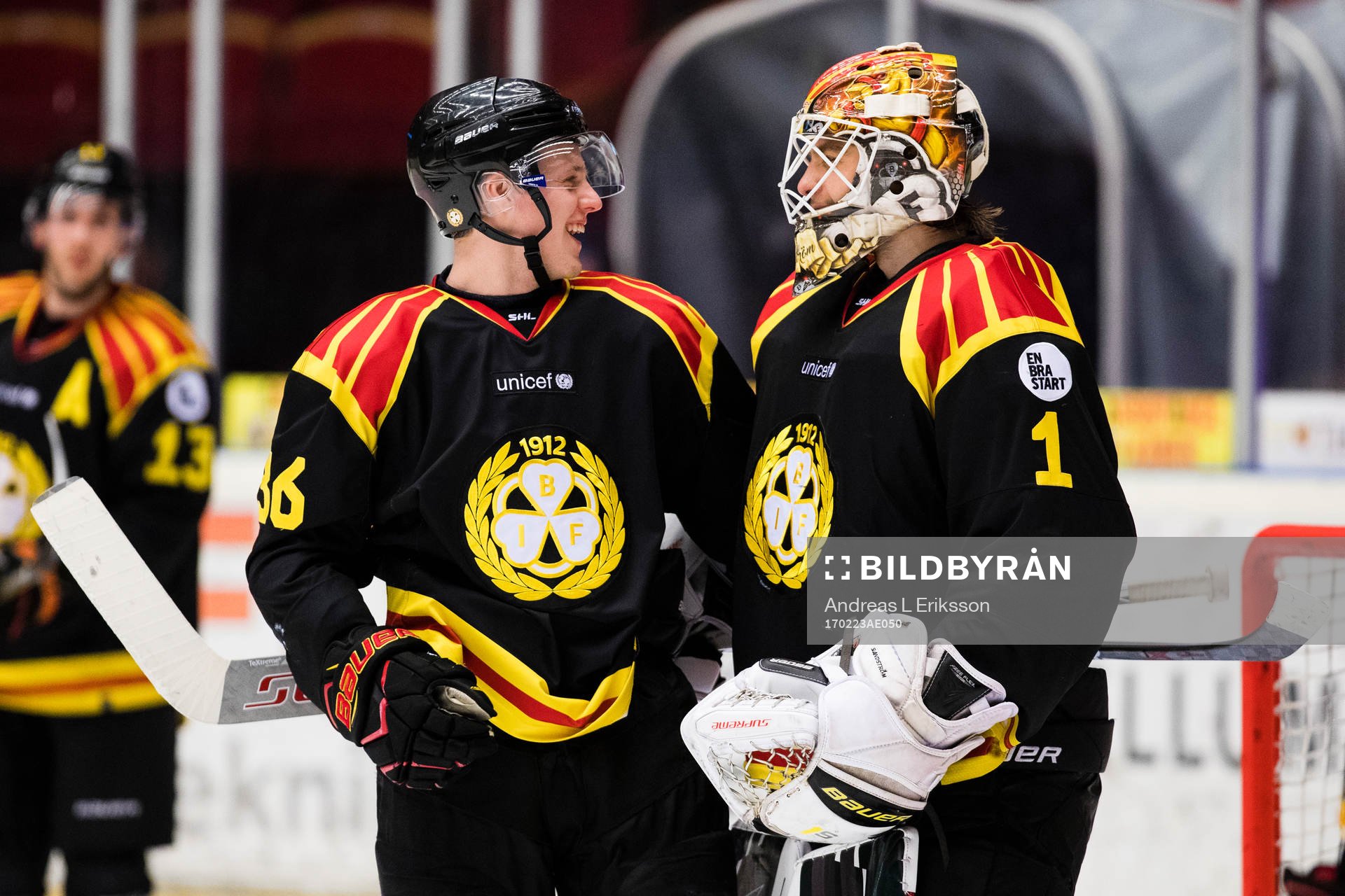 Brynäs Linus Ölund och målvakt Felix Sandström jublar