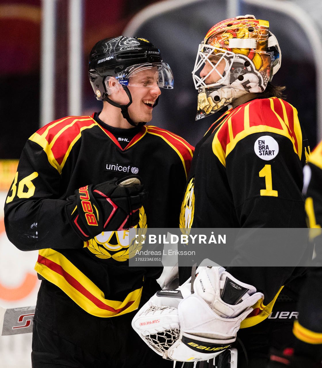 Brynäs Linus Ölund och målvakt Felix Sandström jublar