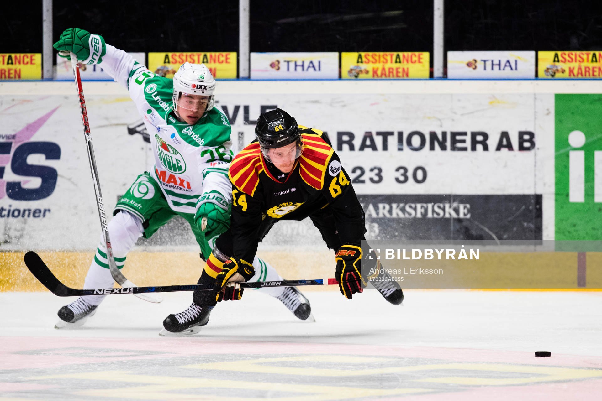 Rögles Filip Karlsson i kamp om pucken med Brynäs