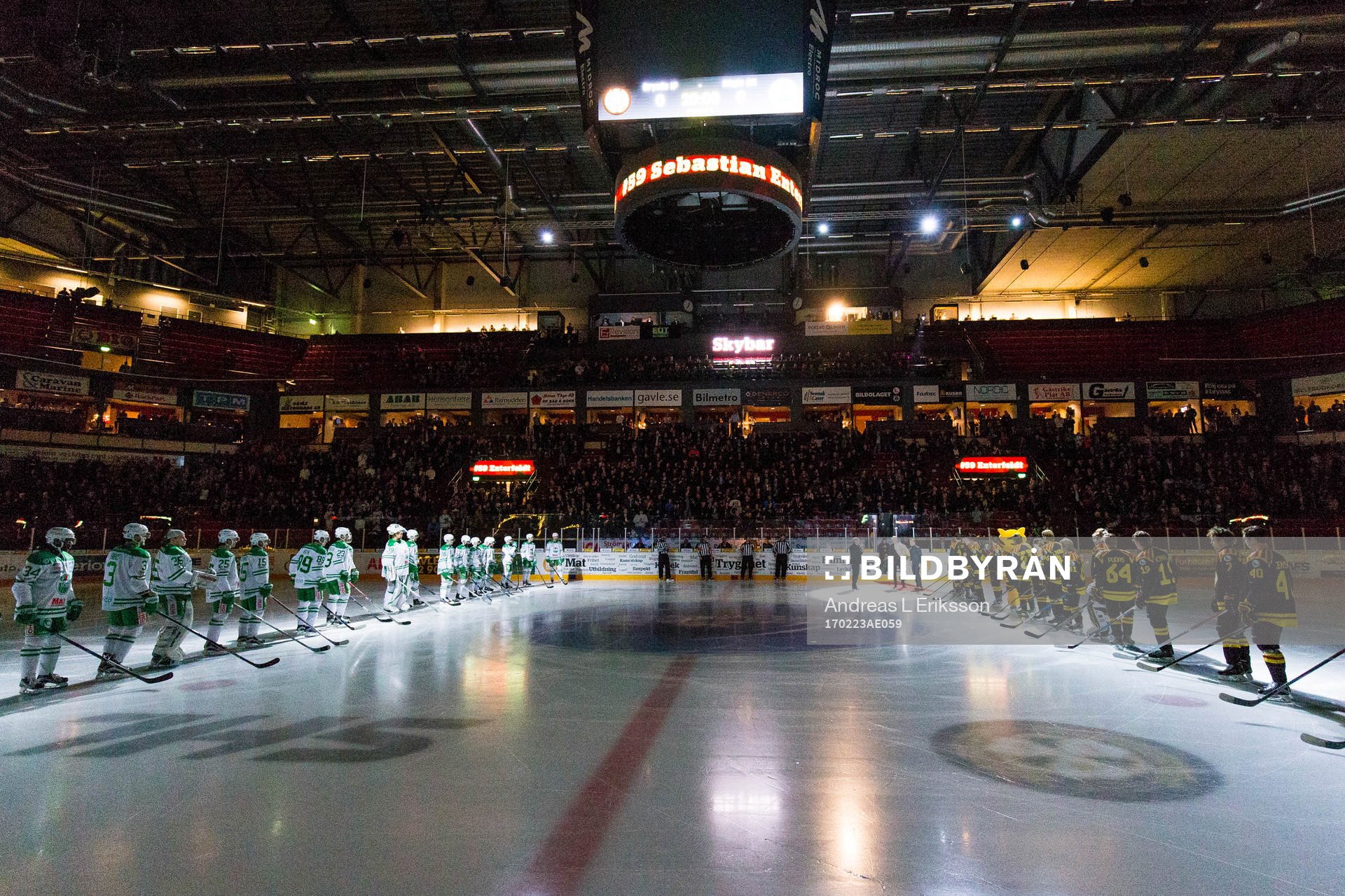 Brynäs Sebstian Enterfeldt tackas av innan ishockeymatchen